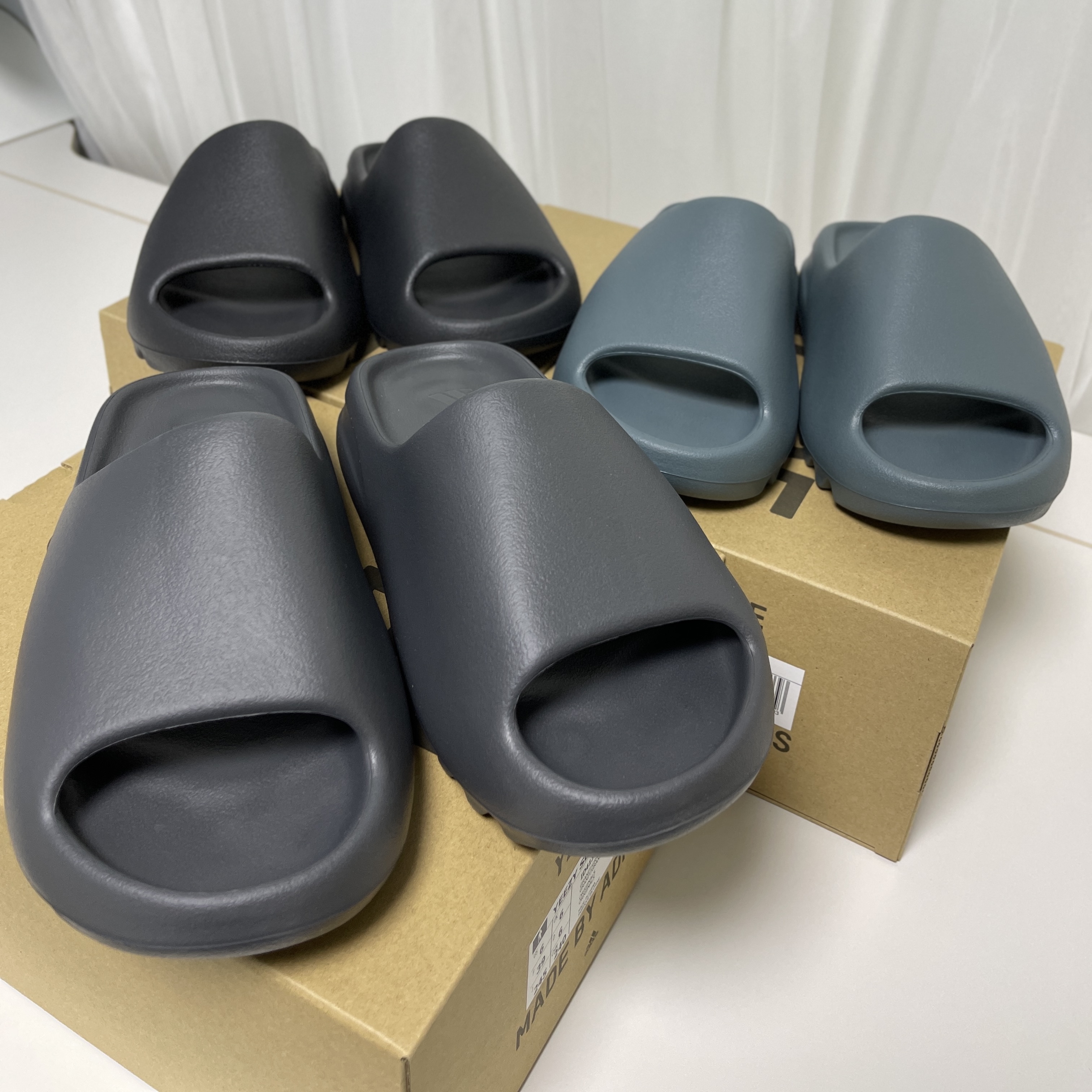 Adidas Yeezy Slide Granite, Adidas Yeezy Slide Onyx 착용 스타일 - 3