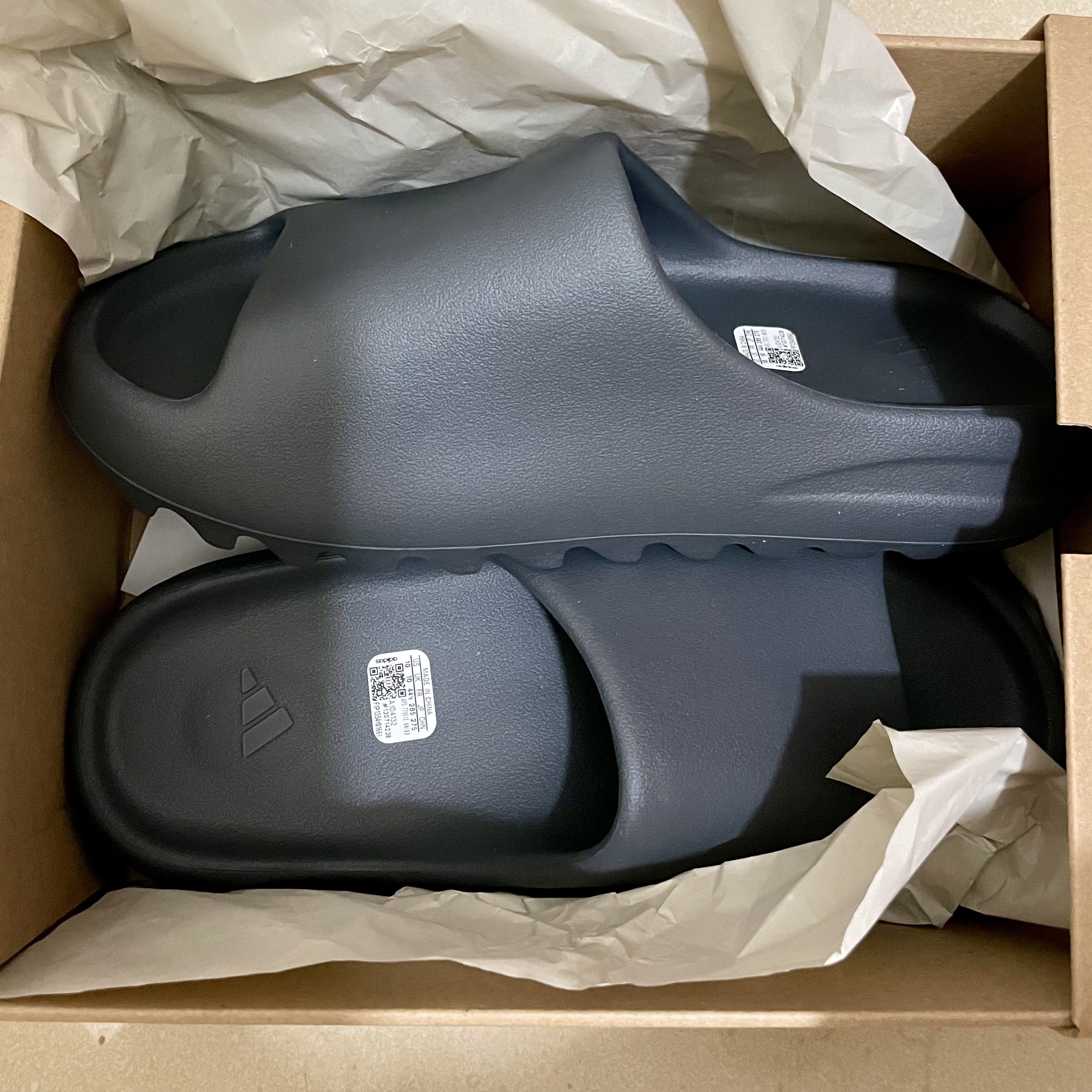 Adidas Yeezy Slide Granite 착용 스타일