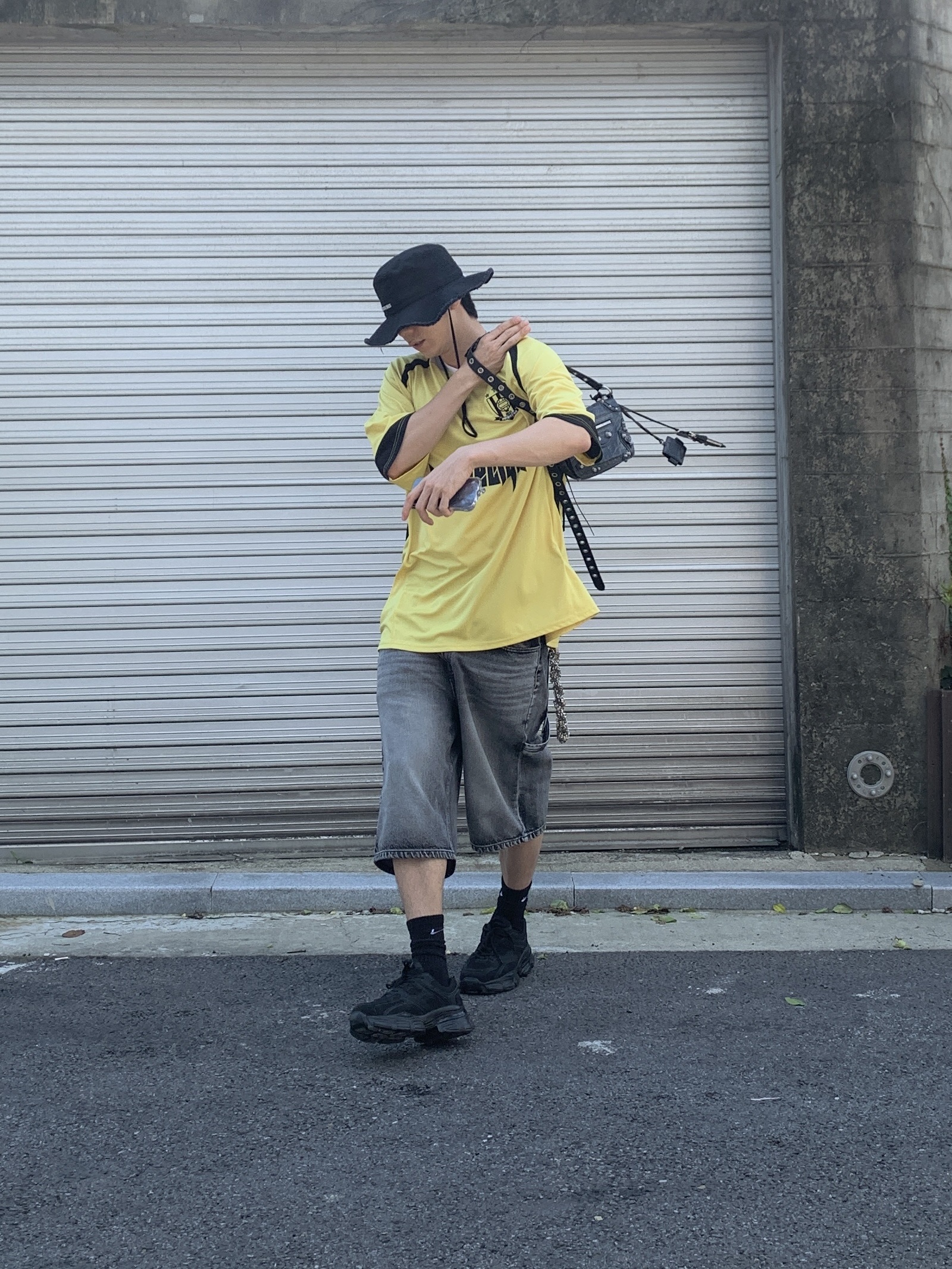 Jacquemus Le Bob Artichaut Bucket Hat Black, Project G/R Oversized Football Jersey Yellow 착용 스타일 - 3