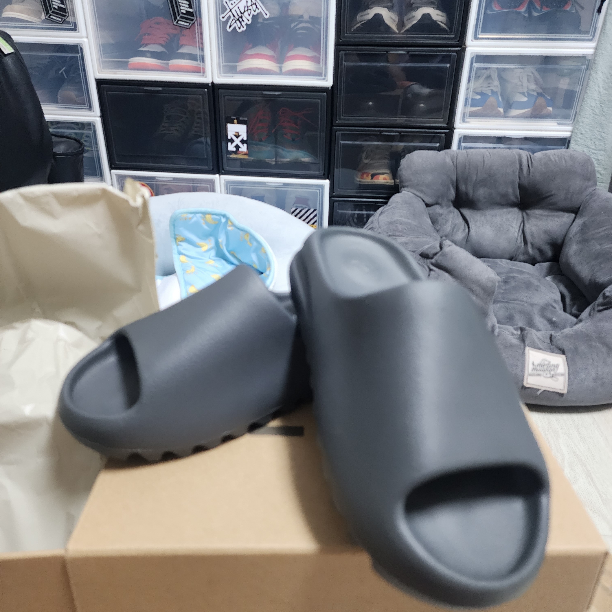 Adidas Yeezy Slide Slate Grey, Adidas Yeezy Slide Granite 착용 스타일 - 4