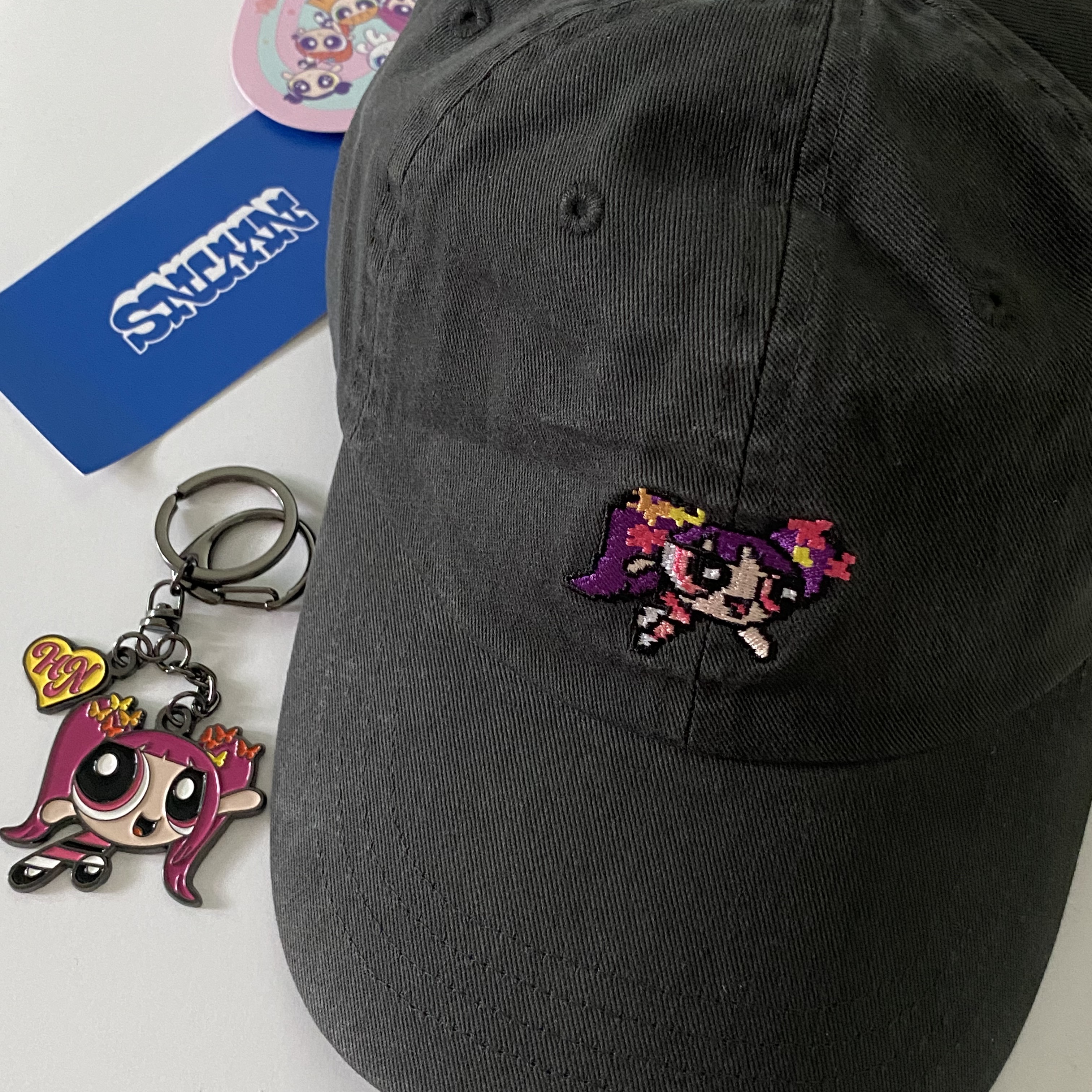 NewJeans x The Powerpuff Girls Ball Cap Hanni Black, NewJeans x The Powerpuff Girls Metal Keyring Hanni 착용 스타일