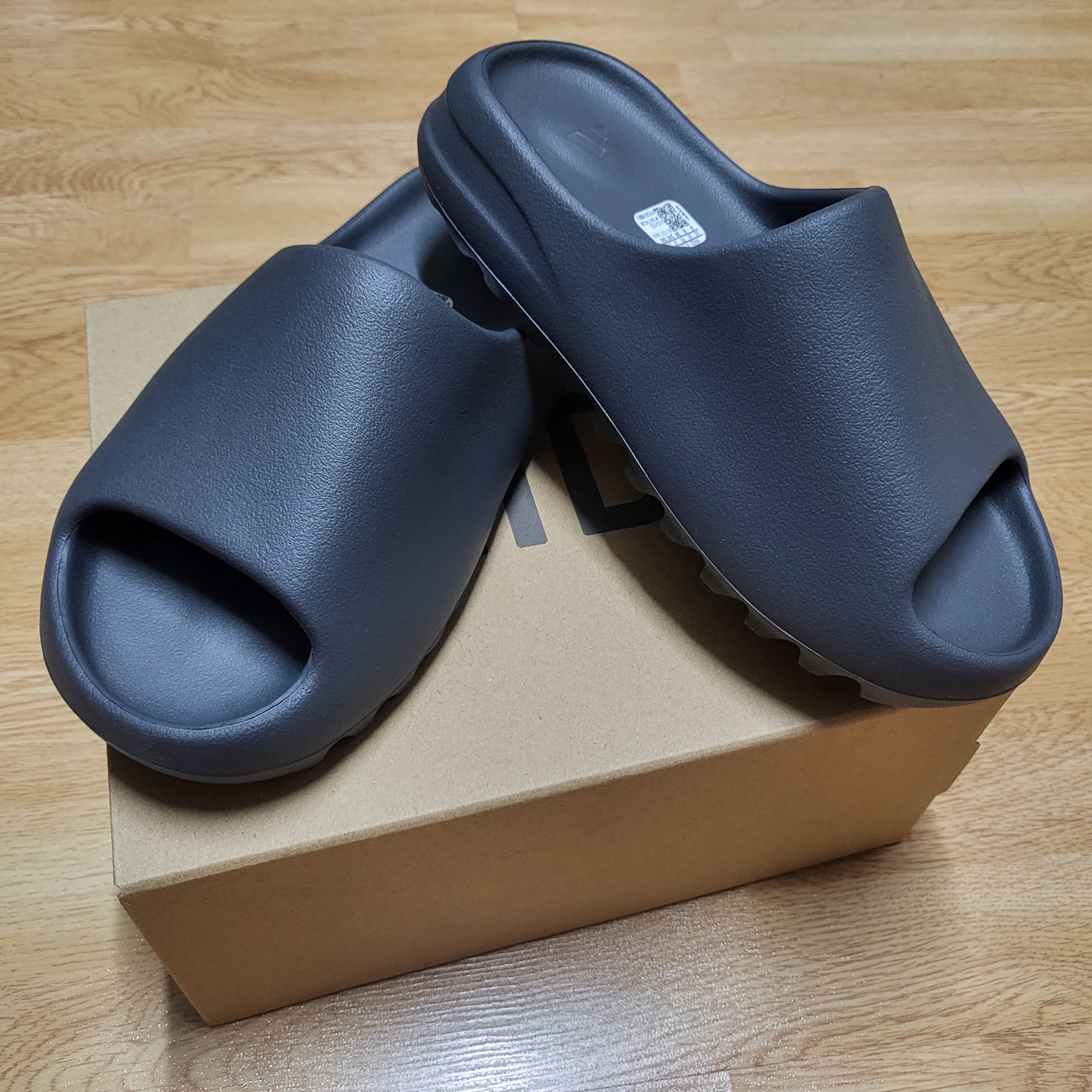 Adidas Yeezy Slide Granite 착용 스타일 - 1