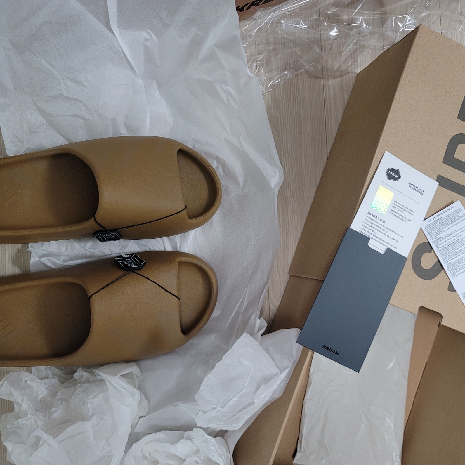 Adidas Yeezy Slide Ochre 착용 스타일 - 1