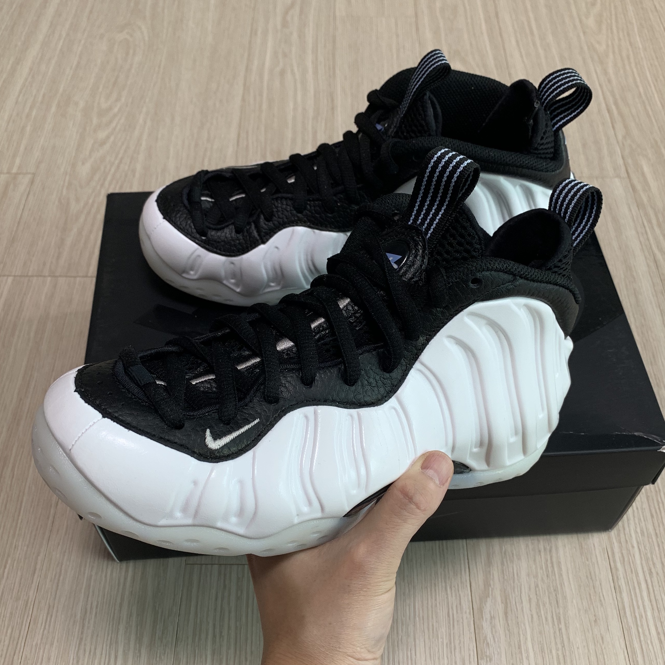 Nike Air Foamposite One White and Black 착용 스타일 - 5