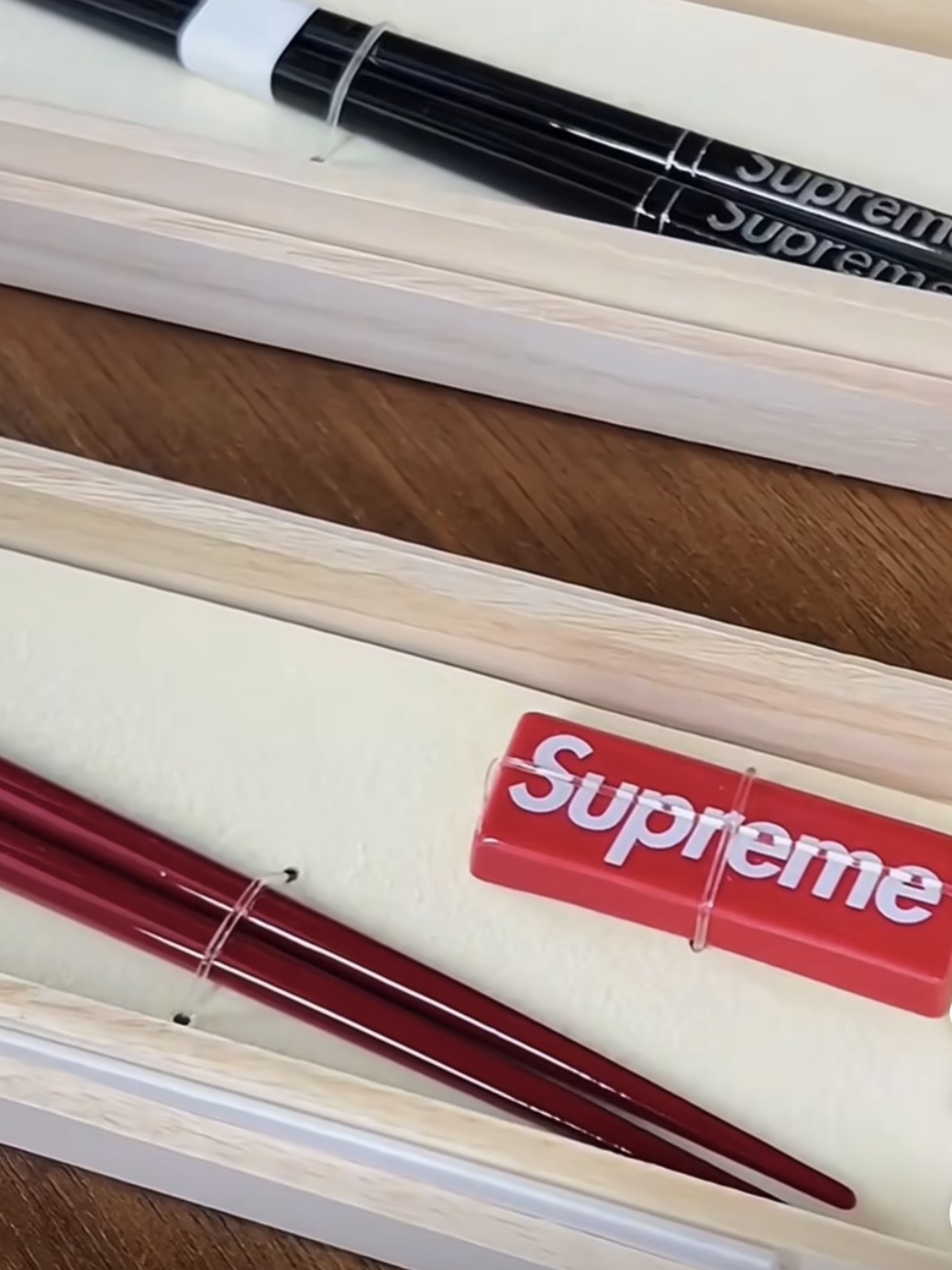 Supreme Chopstick Set Red - 23FW, Supreme Chopstick Set Black - 23FW 착용 스타일