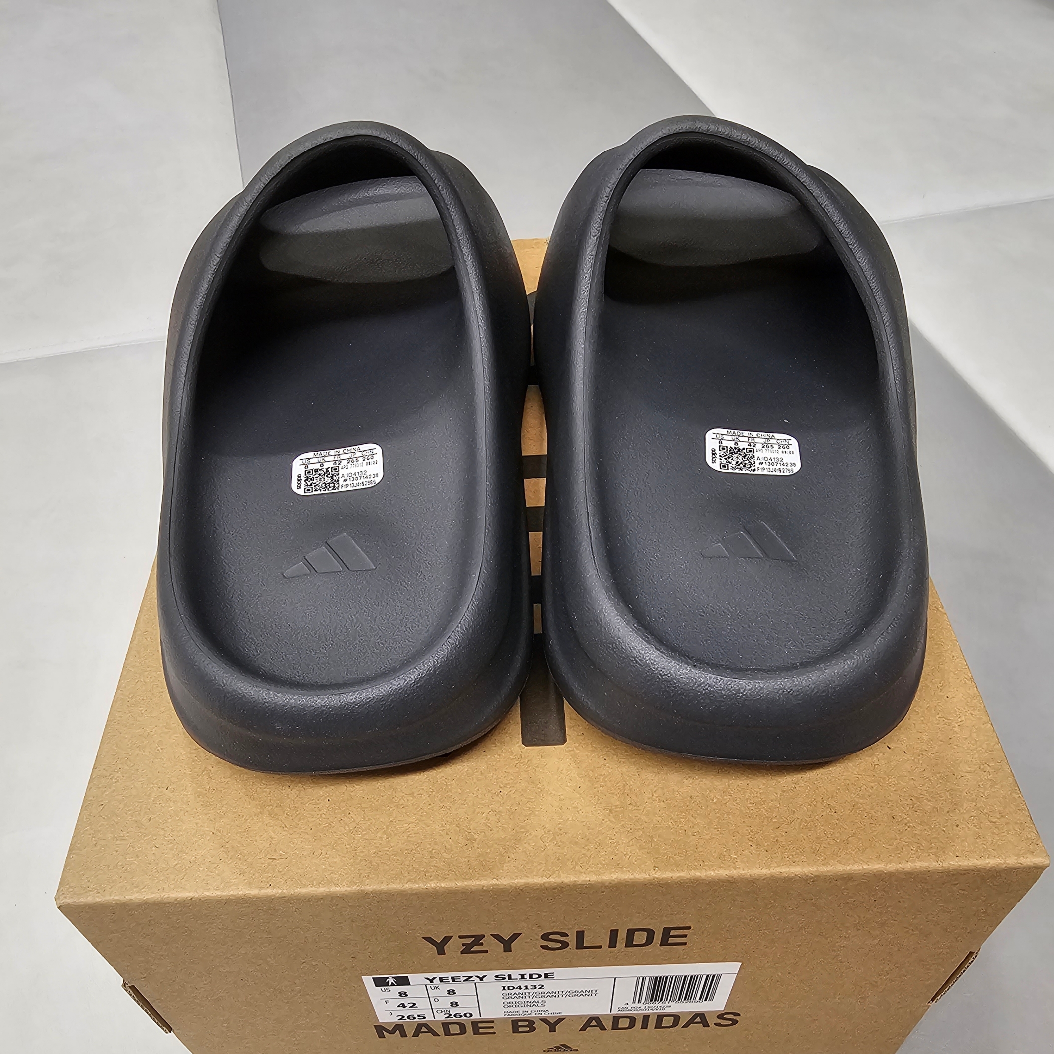 Adidas Yeezy Slide Slate Grey 착용 스타일 - 4