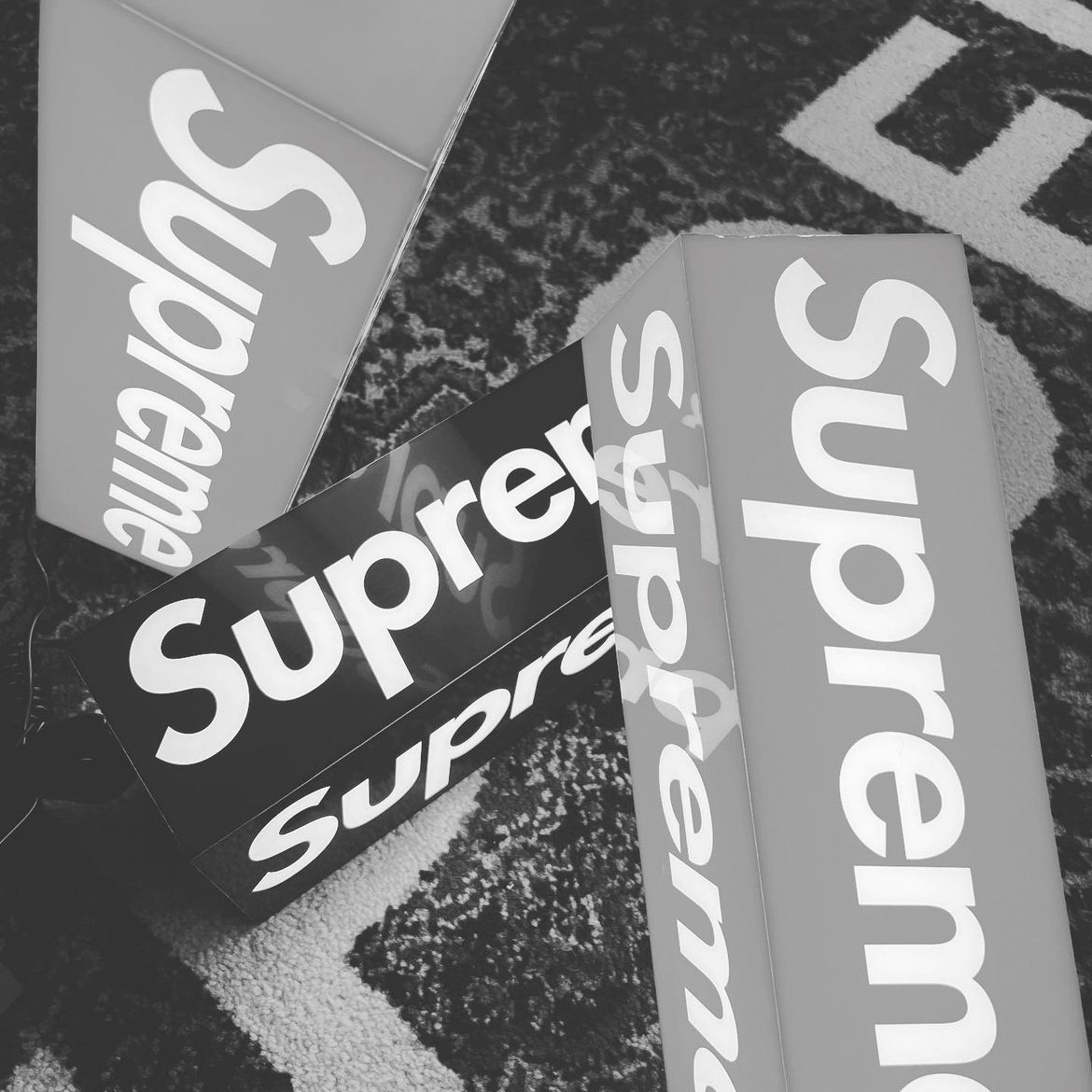 Supreme Box Logo Lamp Red - 23FW, Supreme Box Logo Lamp Blue - 23FW 착용 스타일 - 2