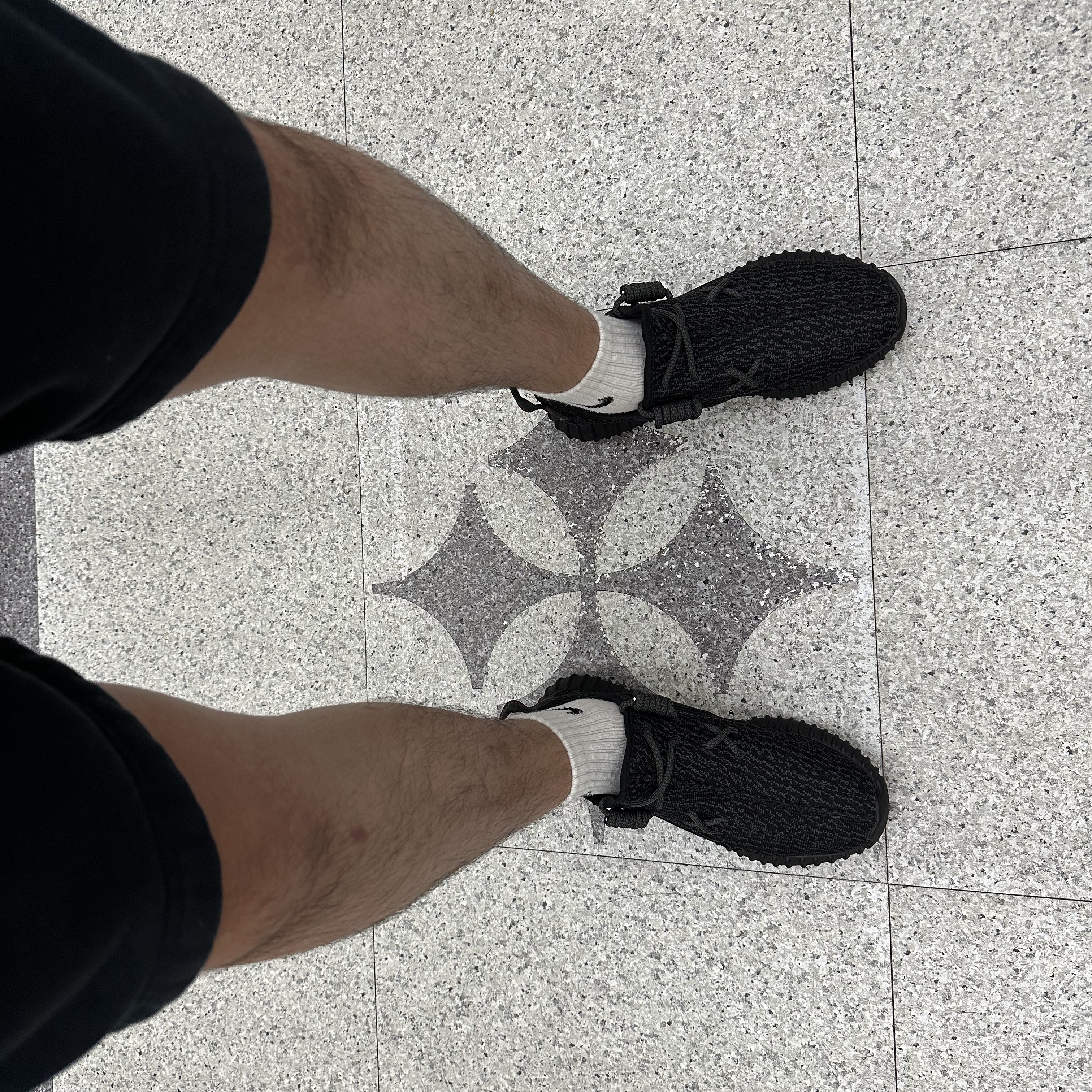 Adidas Yeezy Boost 350 Pirate Black 2023 착용 스타일