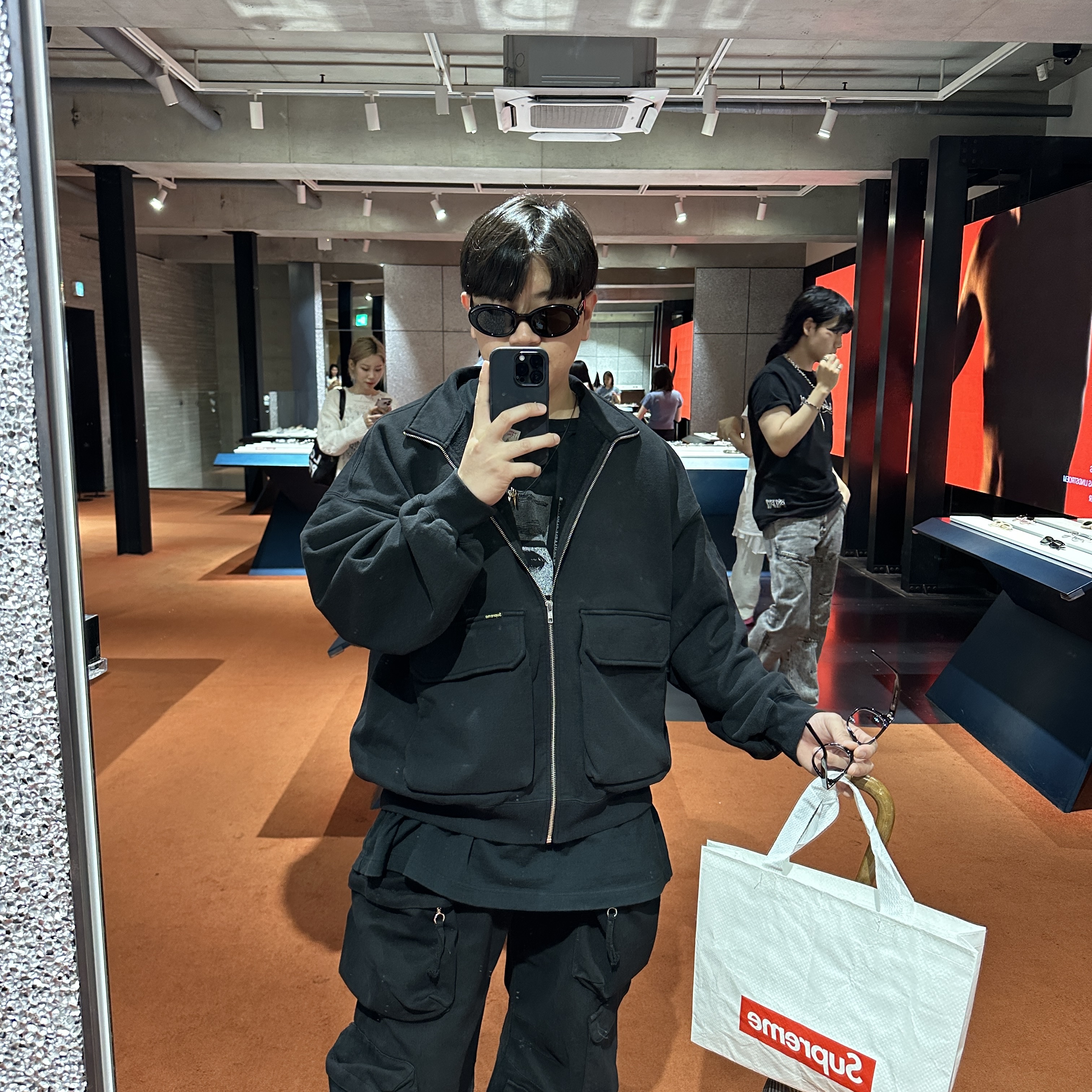 Supreme Cargo Pocket Zip Up Sweatshirt Black - 23FW, Zara Utility Pocket Pants Black 착용 스타일
