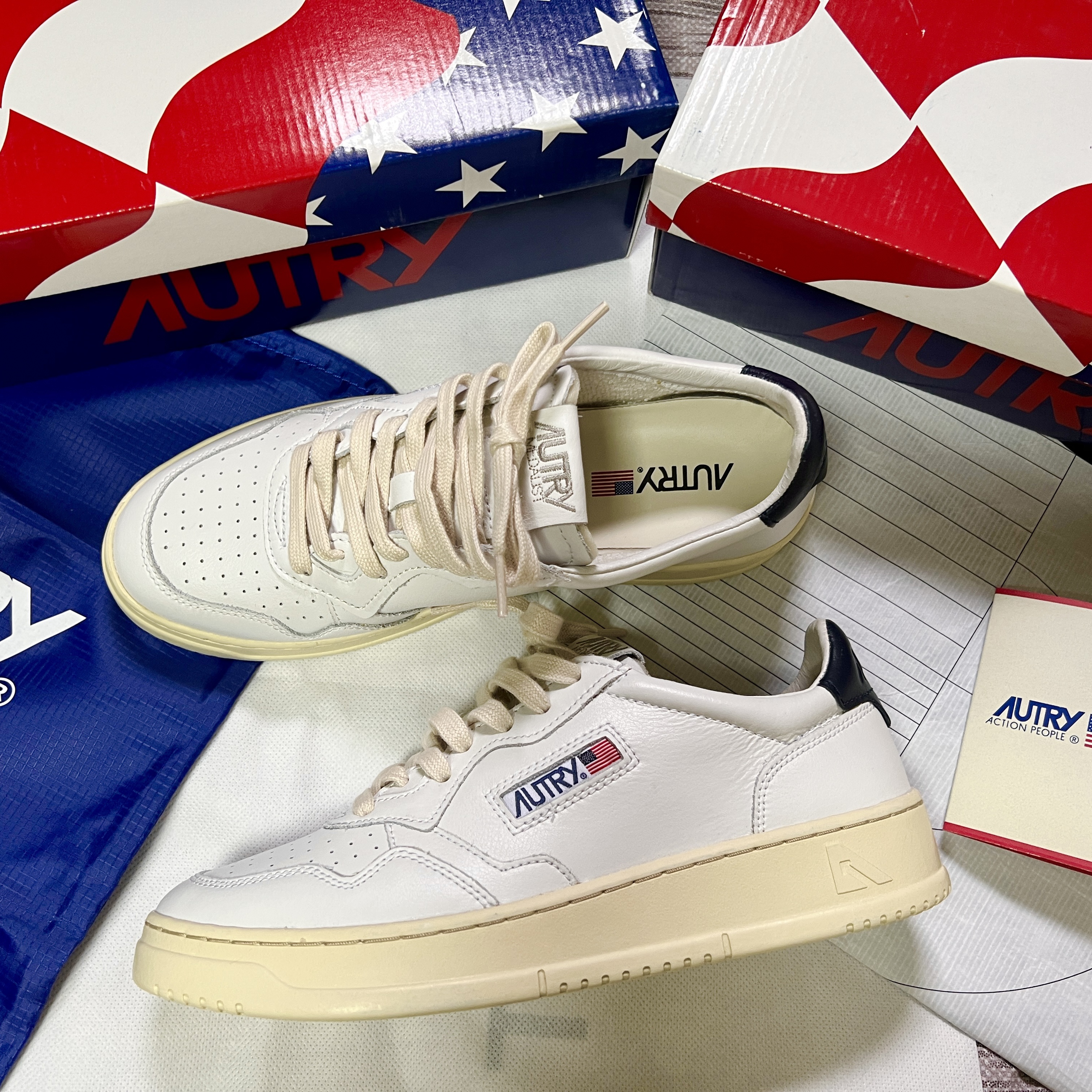 Autry Medalist Low Leather Sneakers White Blue 착용 스타일 - 2