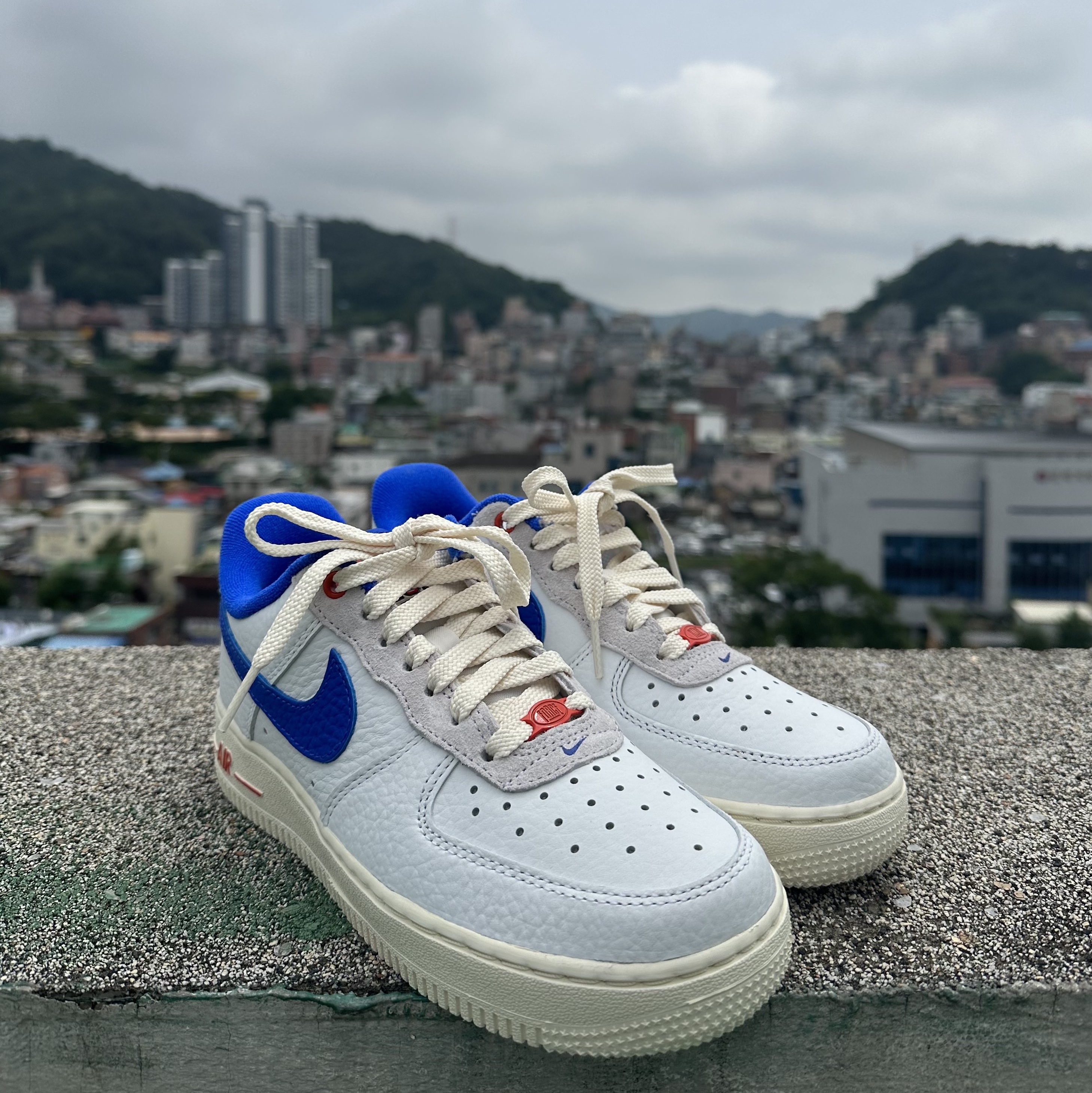 (W) Nike Air Force 1 '07 LX University Blue and Summit White 착용 스타일 - 1
