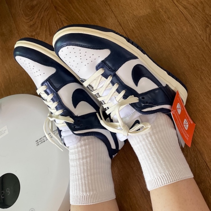 (W) Nike Dunk Low PRM Midnight Navy and White 착용 스타일 - 1