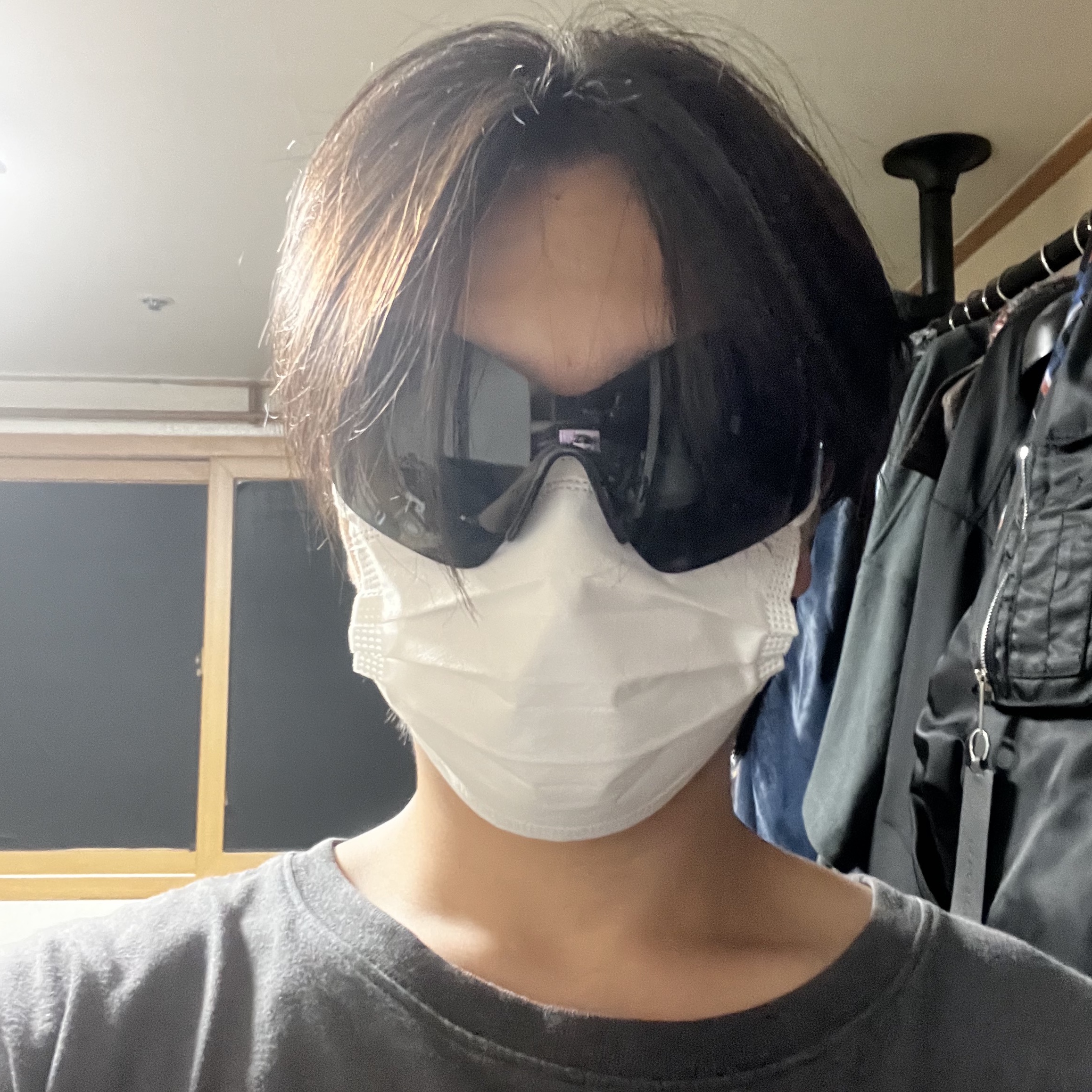 (W) Balenciaga Mask Butterfly Sunglasses Black 착용 스타일 - 1