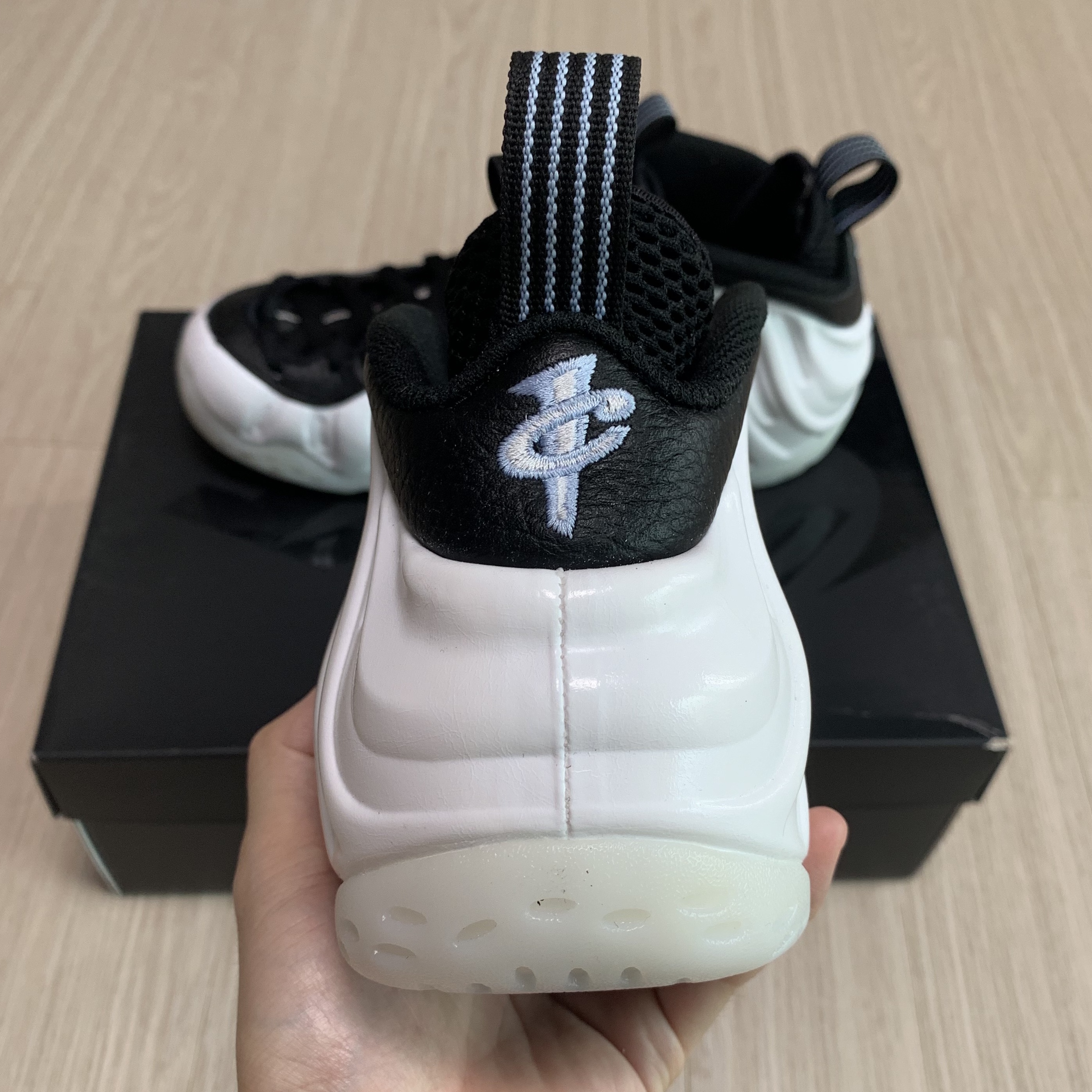 Nike Air Foamposite One White and Black 착용 스타일 - 3