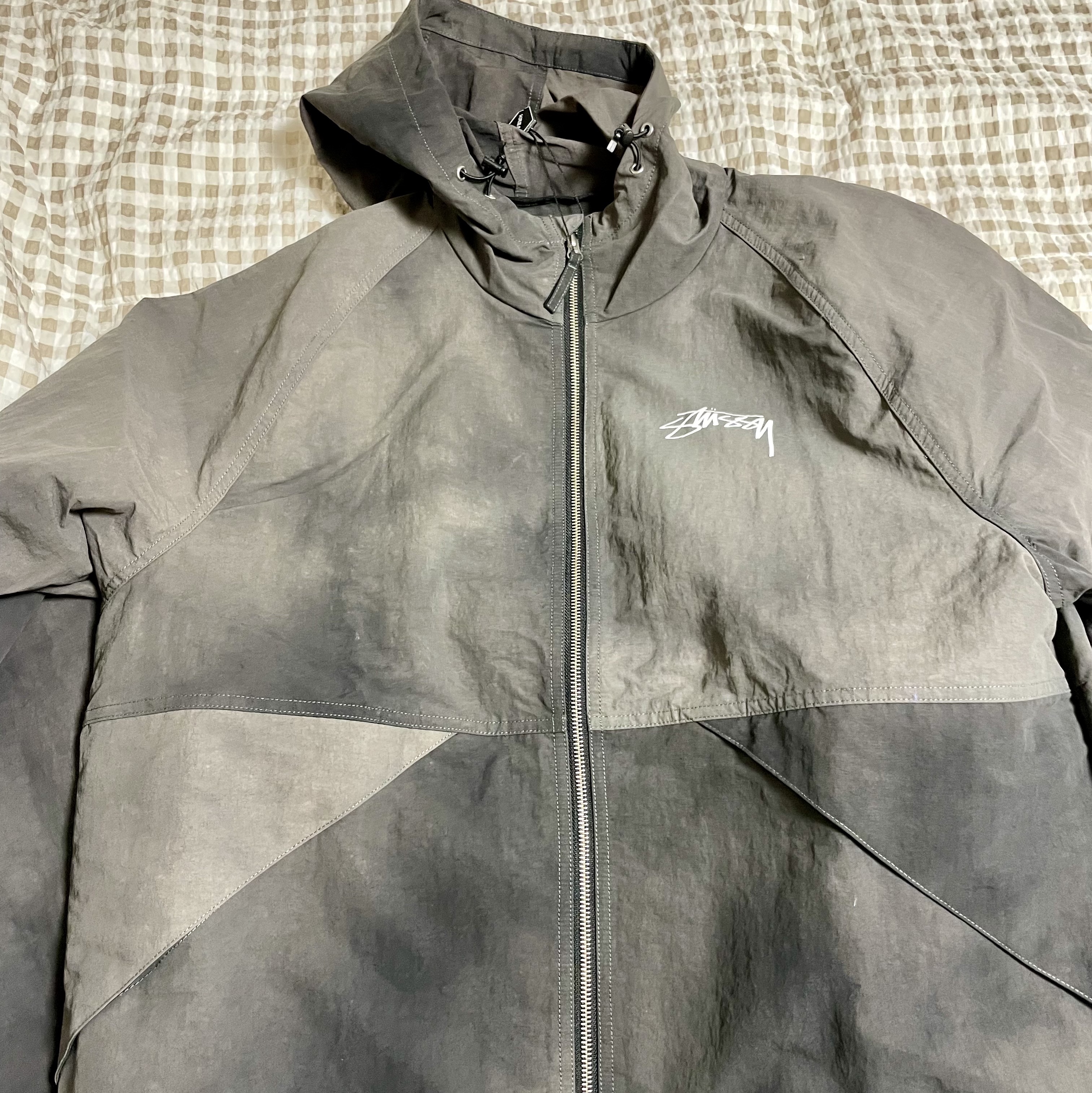 Stussy Wave Dye Beach Shell Jacket Black 착용 스타일 - 1