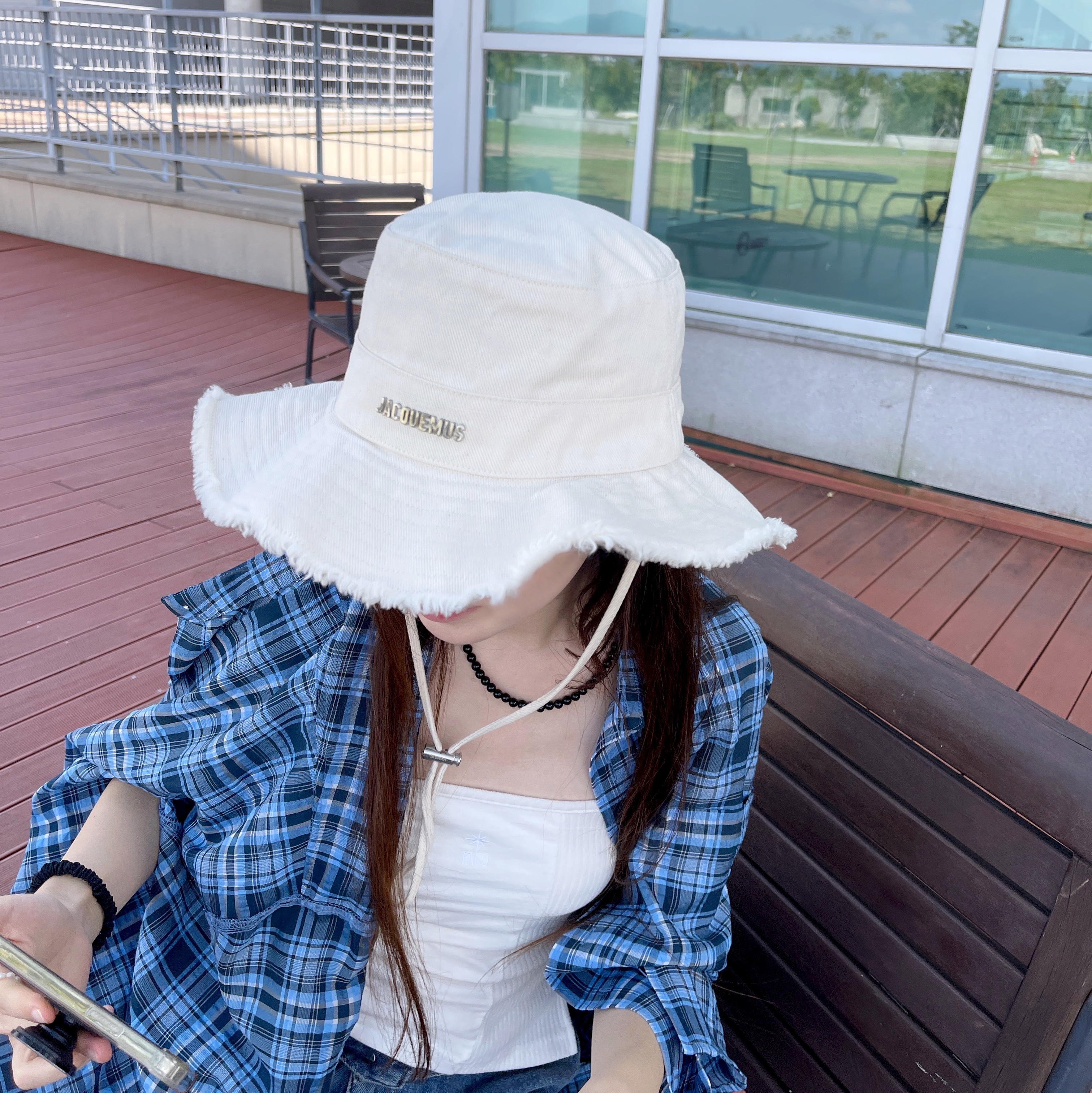 Jacquemus Le Bob Artichaut Bucket Hat Off White 착용 스타일 - 3