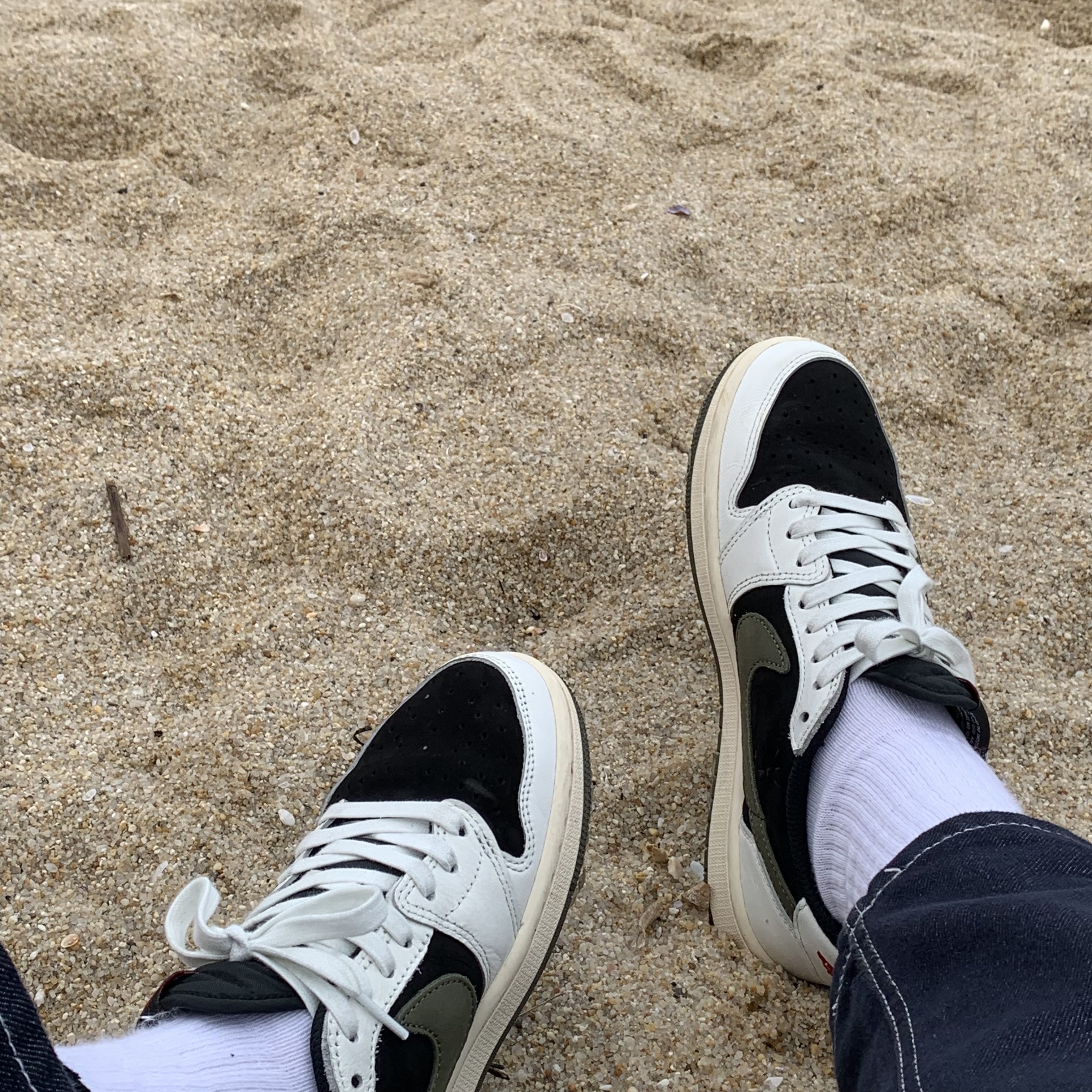 (W) Jordan 1 x Travis Scott Retro Low OG SP Medium Olive 착용 스타일 - 2