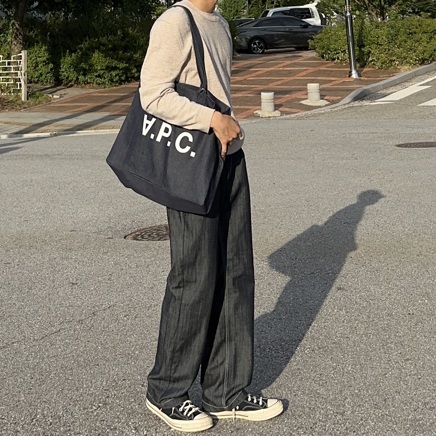 A.P.C. Daniela Shopping Bag Indigo 착용 스타일 - 2