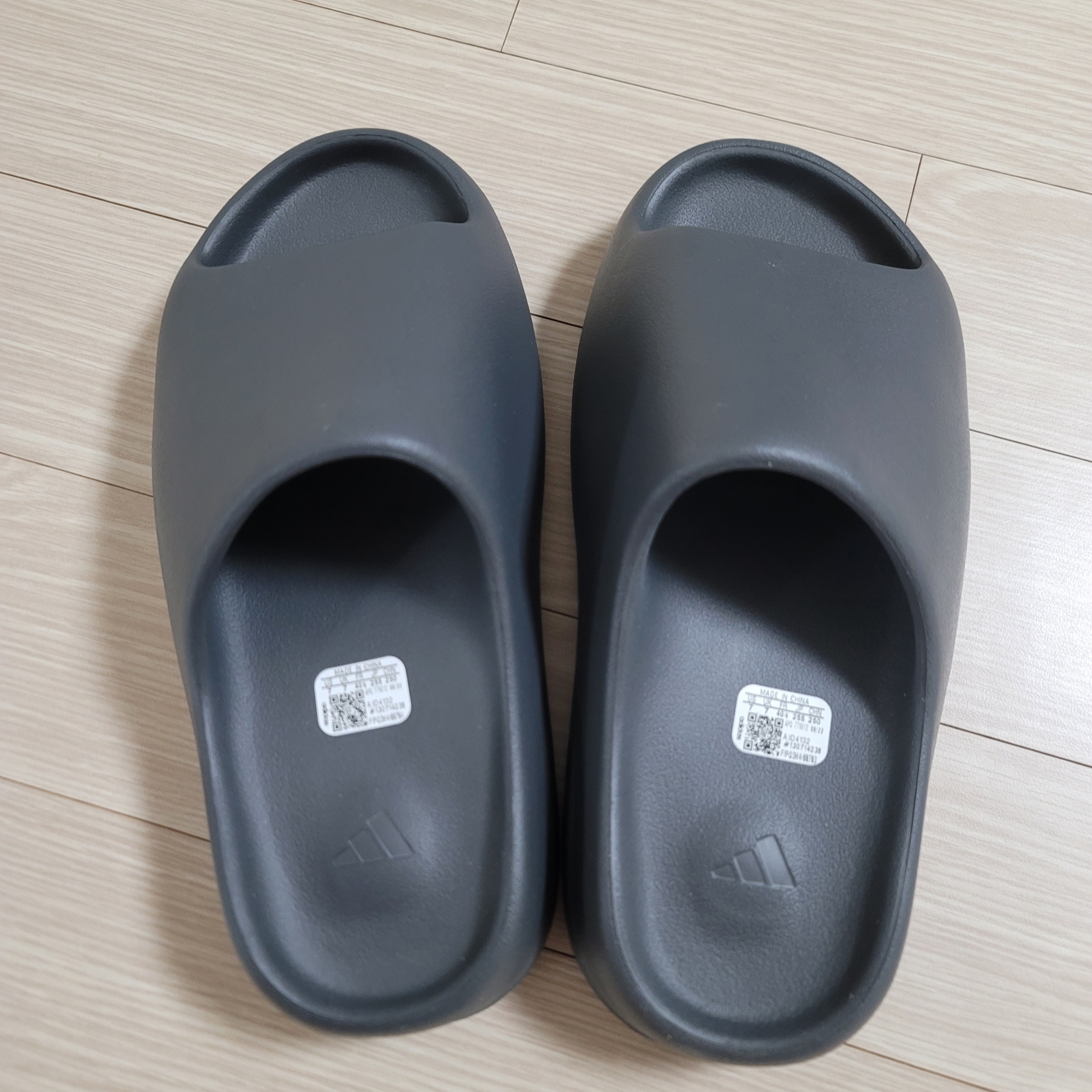 Adidas Yeezy Slide Slate Grey, Adidas Yeezy Slide Granite 착용 스타일 - 2