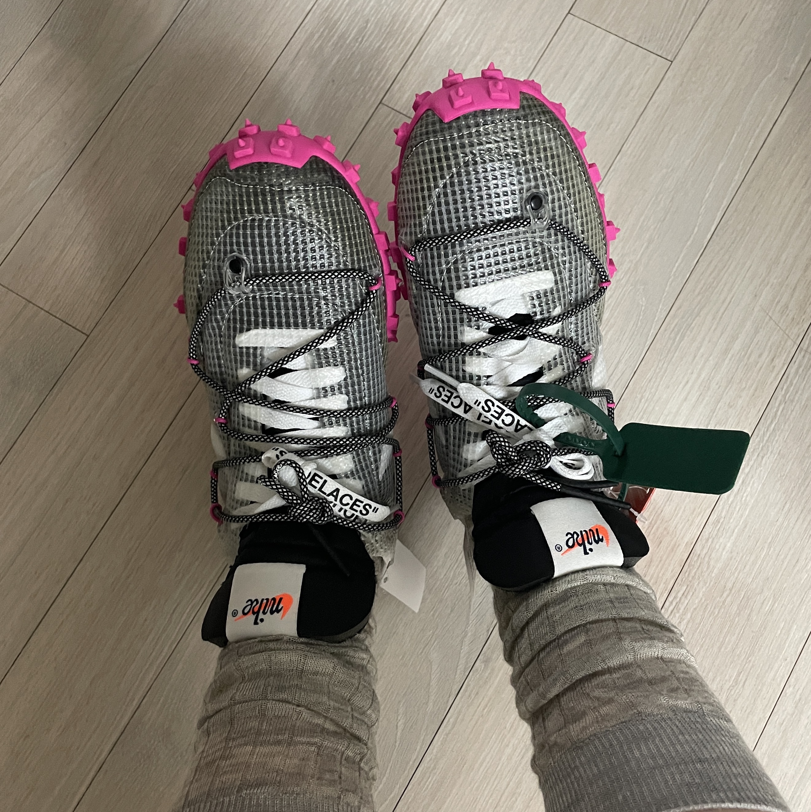 (W) Nike x Off-White Waffle Racer Black 착용 스타일 - 2