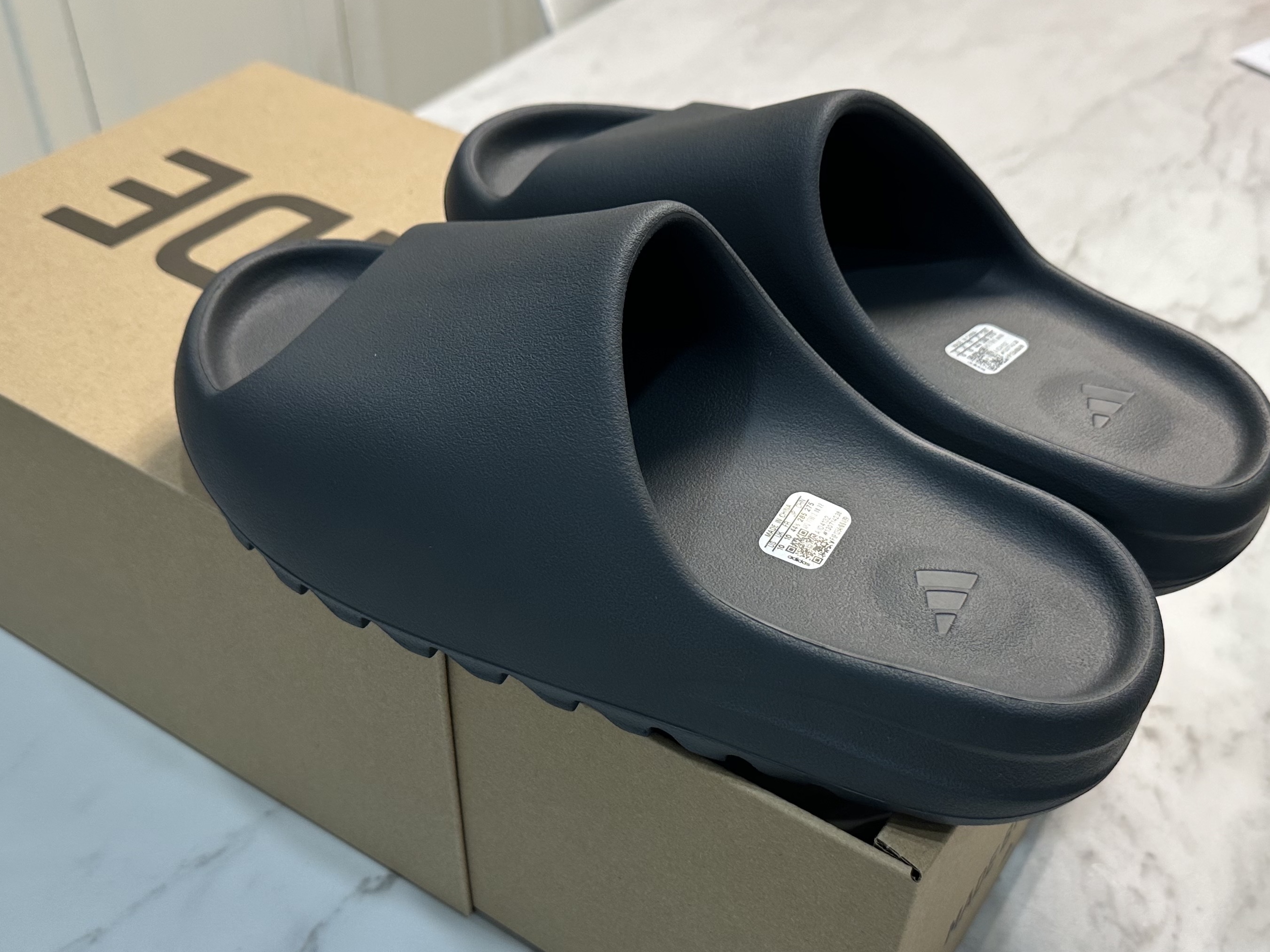Adidas Yeezy Slide Granite 착용 스타일