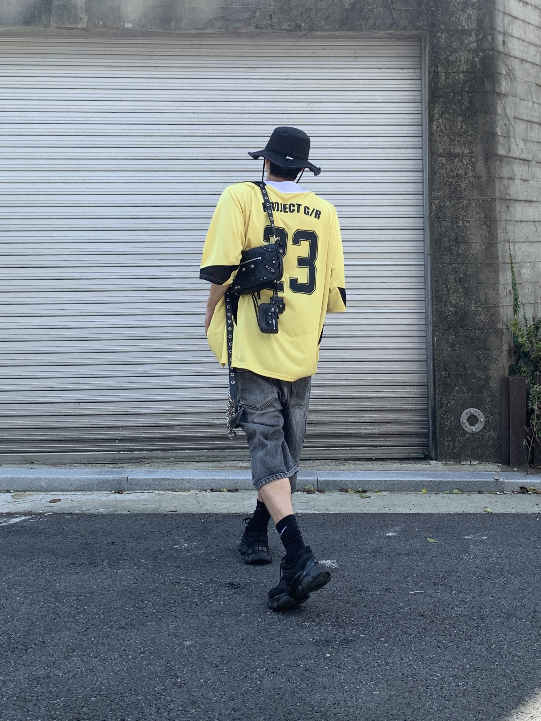 Jacquemus Le Bob Artichaut Bucket Hat Black, Project G/R Oversized Football Jersey Yellow 착용 스타일 - 5