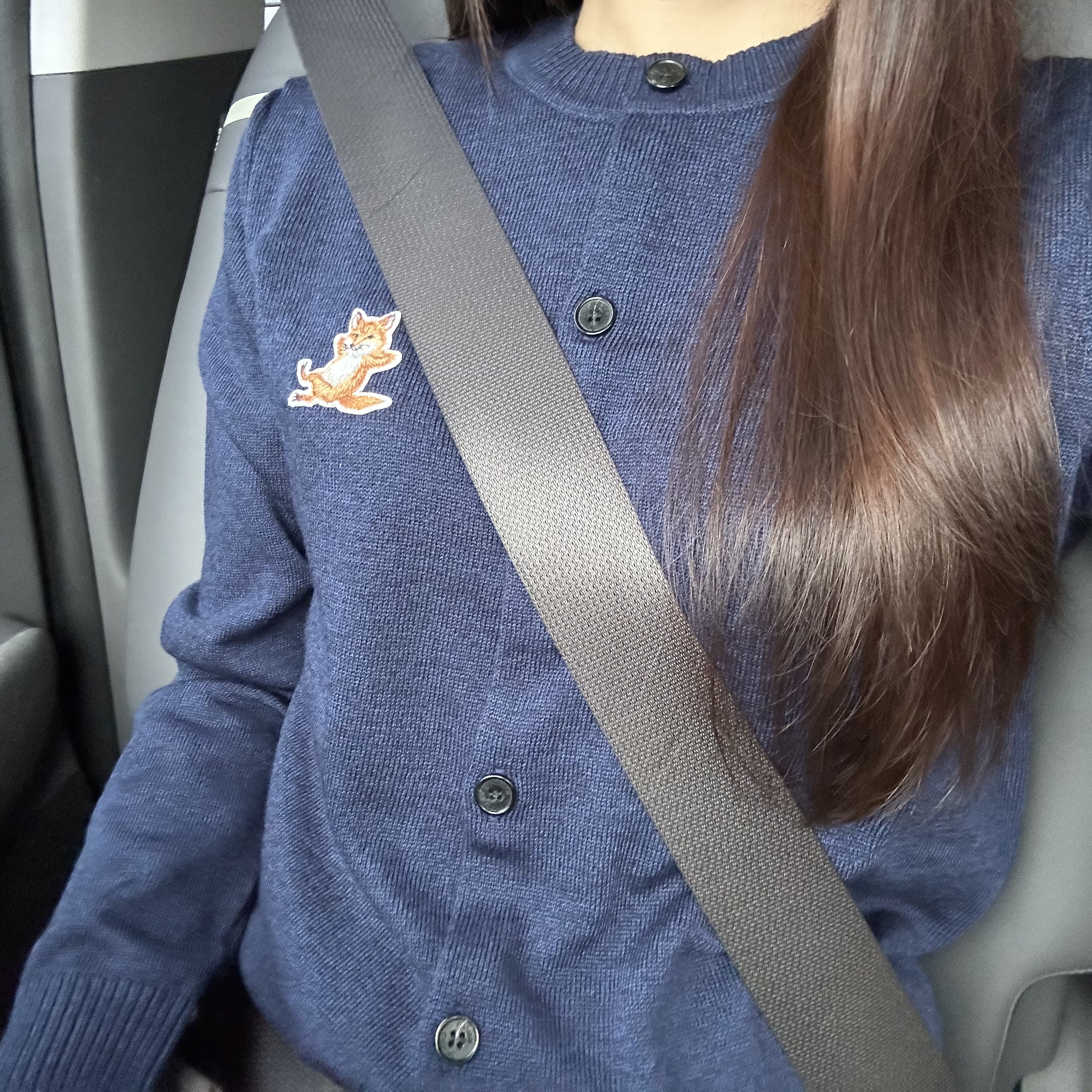 (W) Maison Kitsune Chillax Fox Patch Adjusted R-Neck Cardigan Navy Melange 착용 스타일
