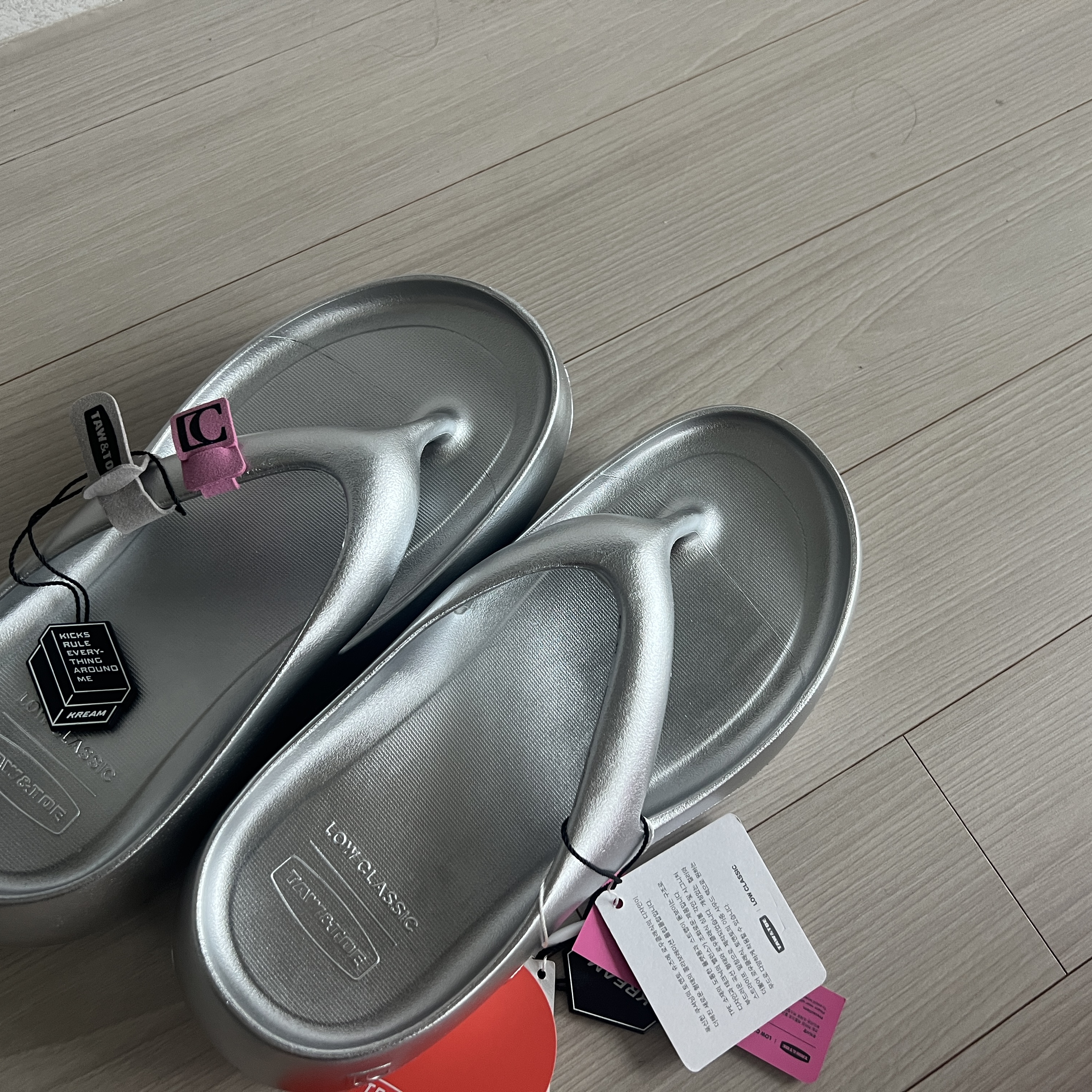 Taw&Toe x Low Classic Platform Flip Flop Silver 착용 스타일 - 1