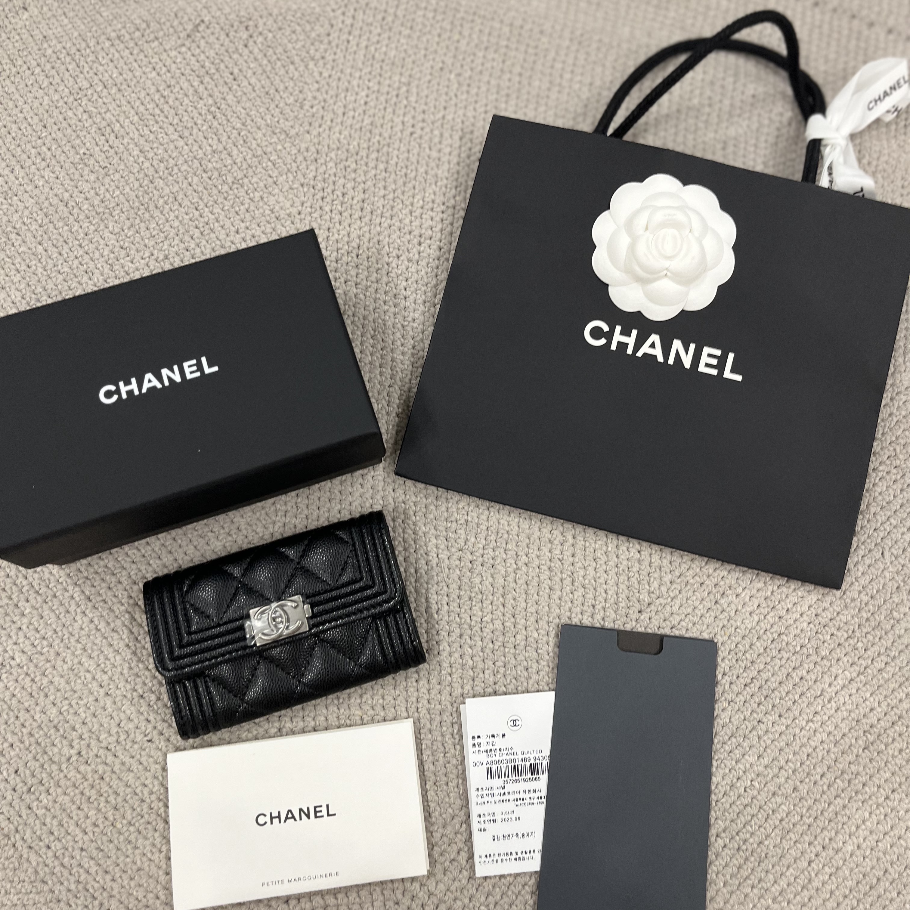 Chanel Boy Chanel Flap Card Holder Grained Calfskin & Ruthenium Black 착용 스타일