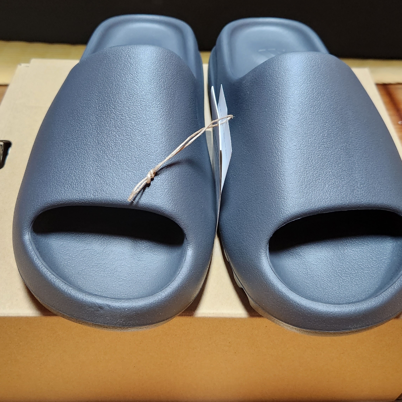 Adidas Yeezy Slide Slate Grey 착용 스타일 - 1