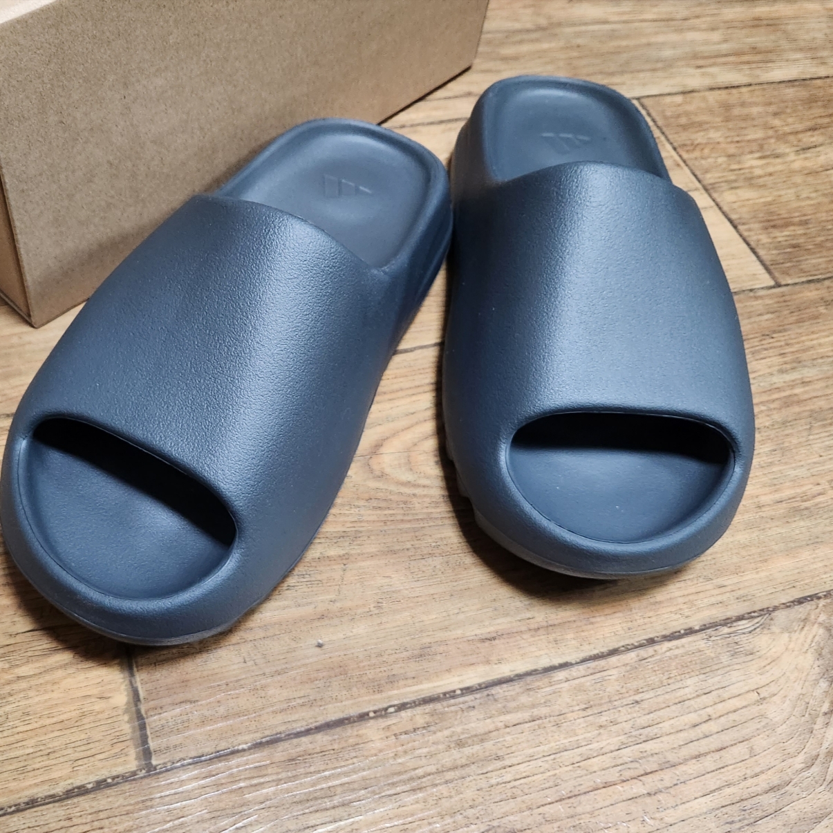 Adidas Yeezy Slide Granite 착용 스타일