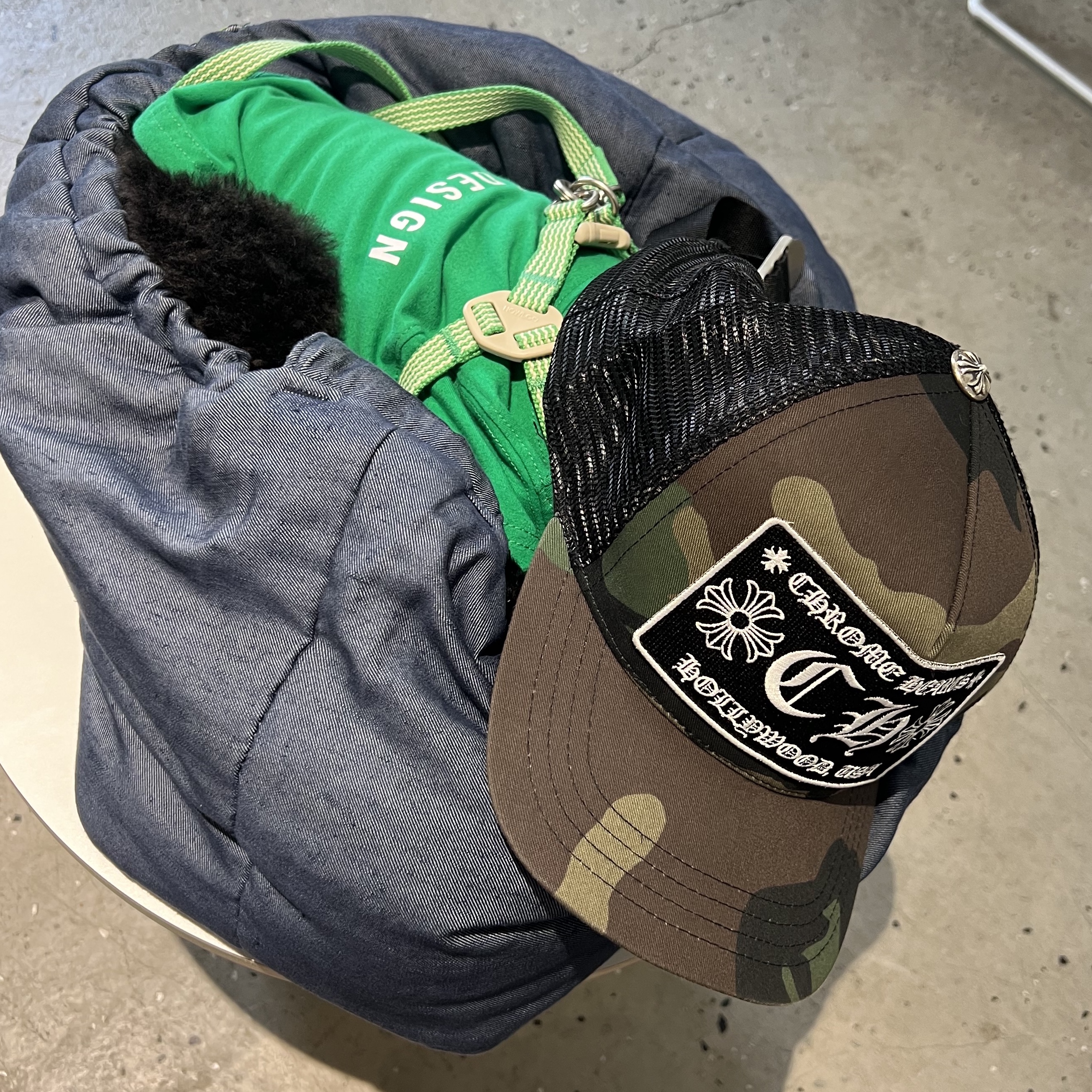 Chrome Hearts CH Hollywood Trucker Hat Camo 착용 스타일 - 1