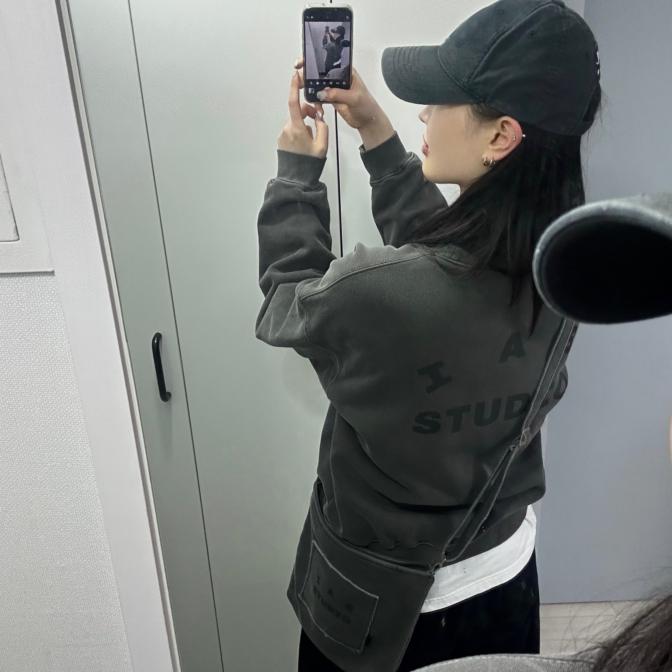 IAB Studio Pigment Sweatshirt & Mini Bag Black 착용 스타일