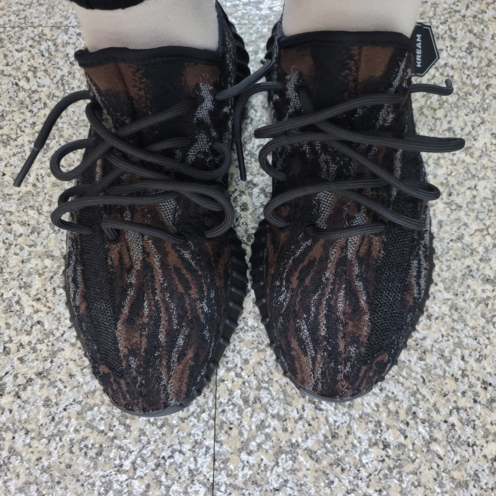 Adidas Yeezy Boost 350 V2 MX Rock 착용 스타일 - 2