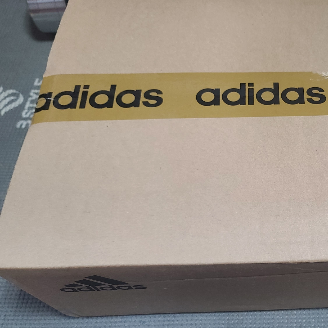Adidas Yeezy Slide Granite 착용 스타일 - 2