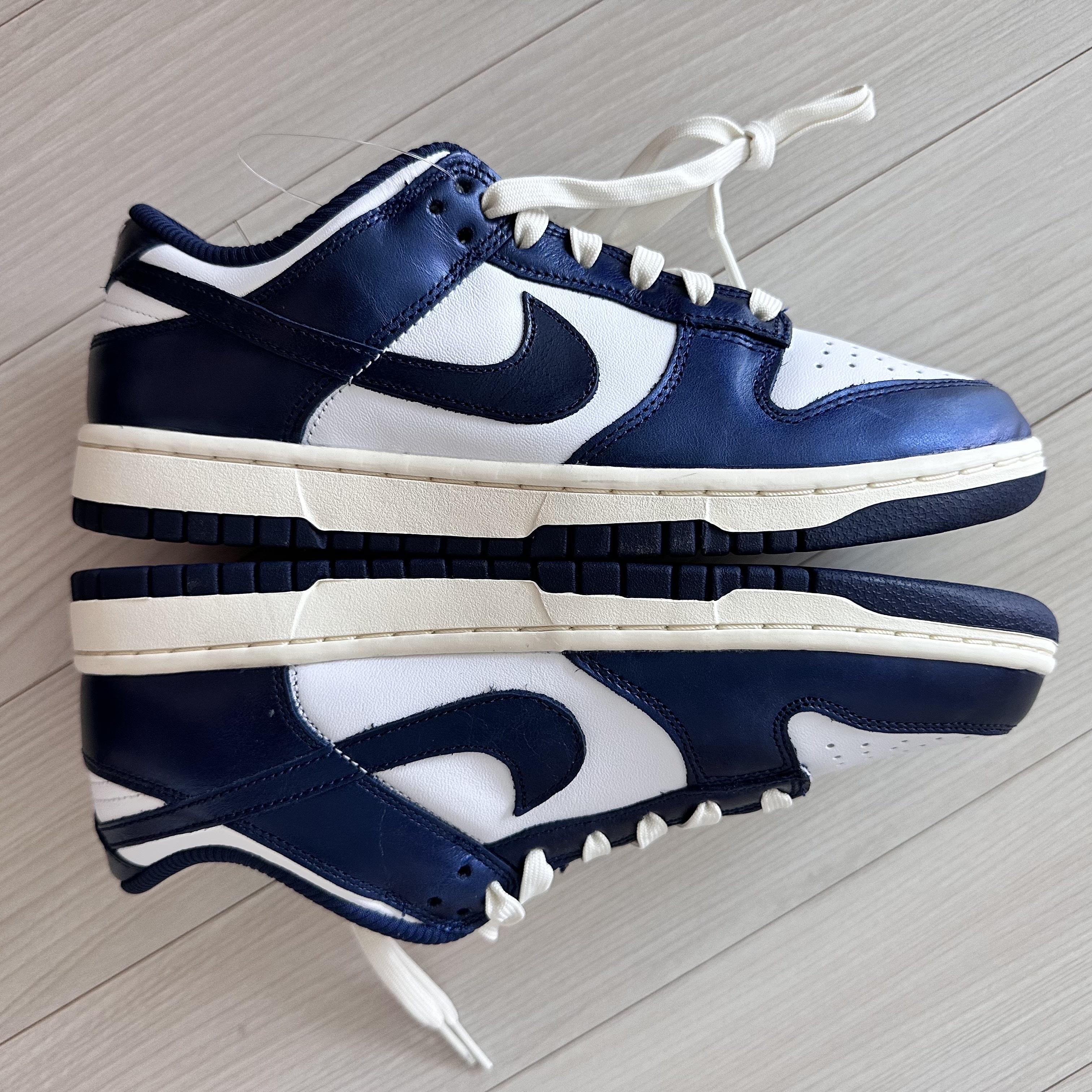 (W) Nike Dunk Low PRM Midnight Navy and White 착용 스타일 - 3