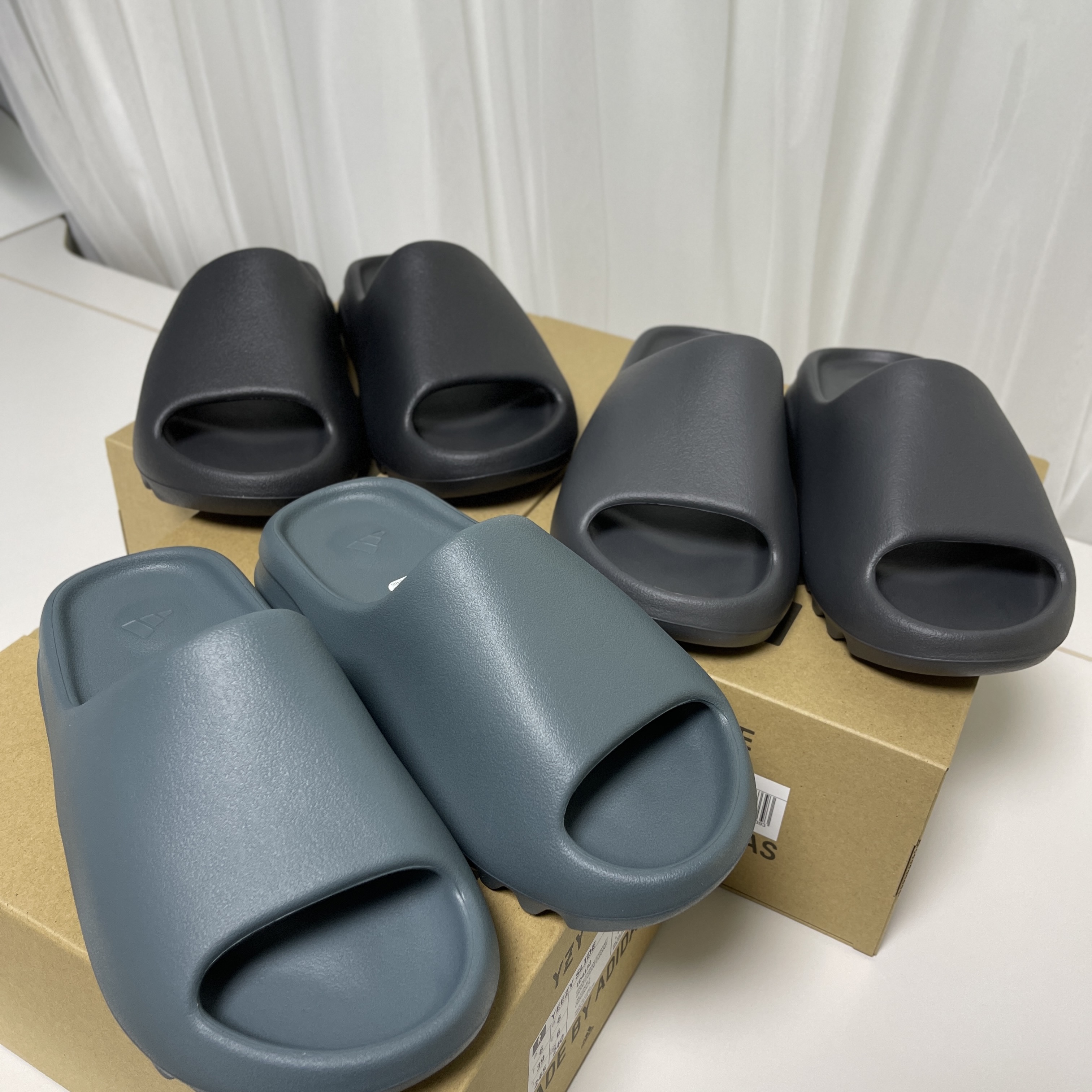 Adidas Yeezy Slide Slate Marine, Adidas Yeezy Slide Onyx 착용 스타일 - 2