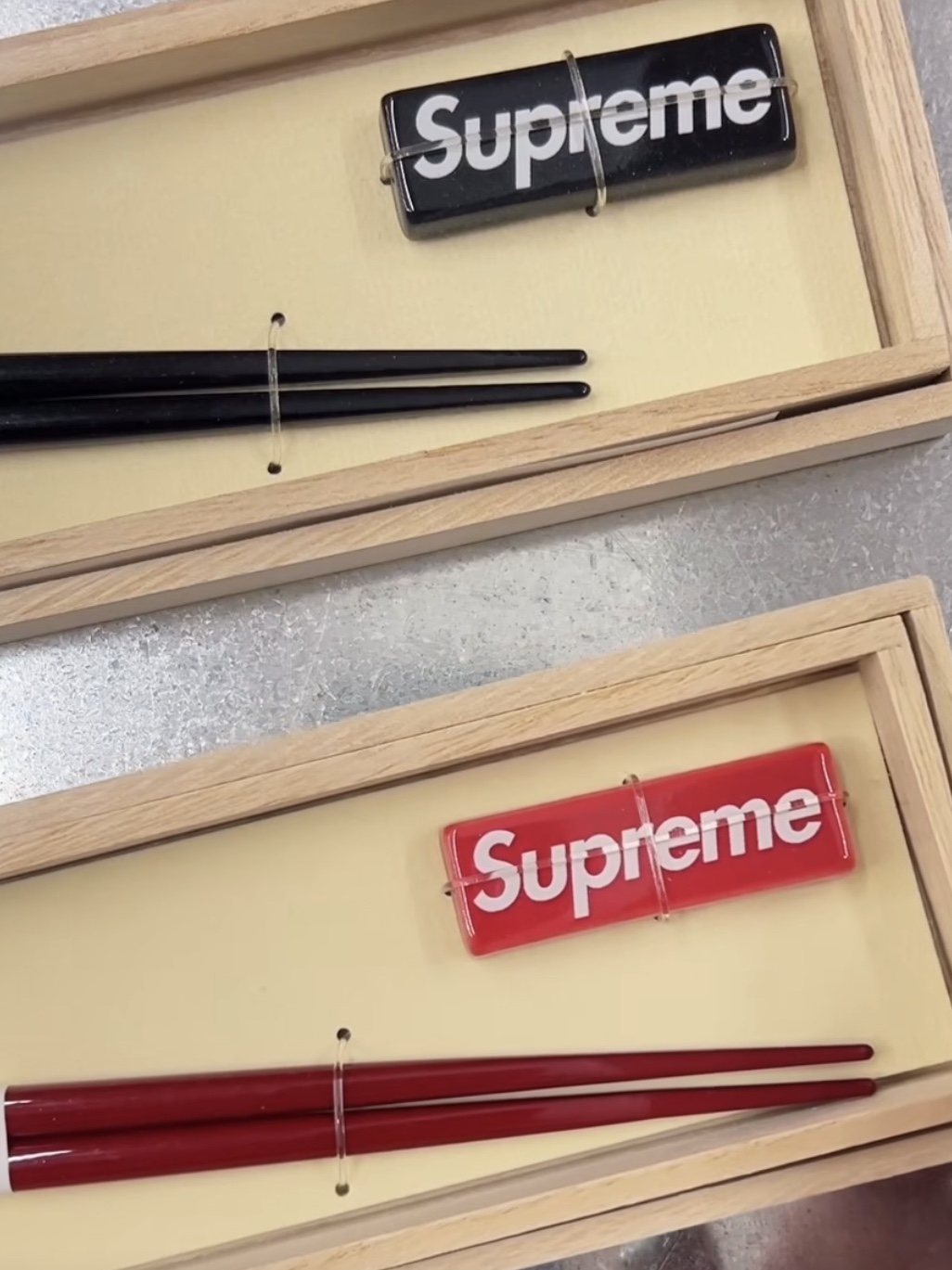 Supreme Chopstick Set Red - 23FW, Supreme Chopstick Set Black - 23FW 착용 스타일