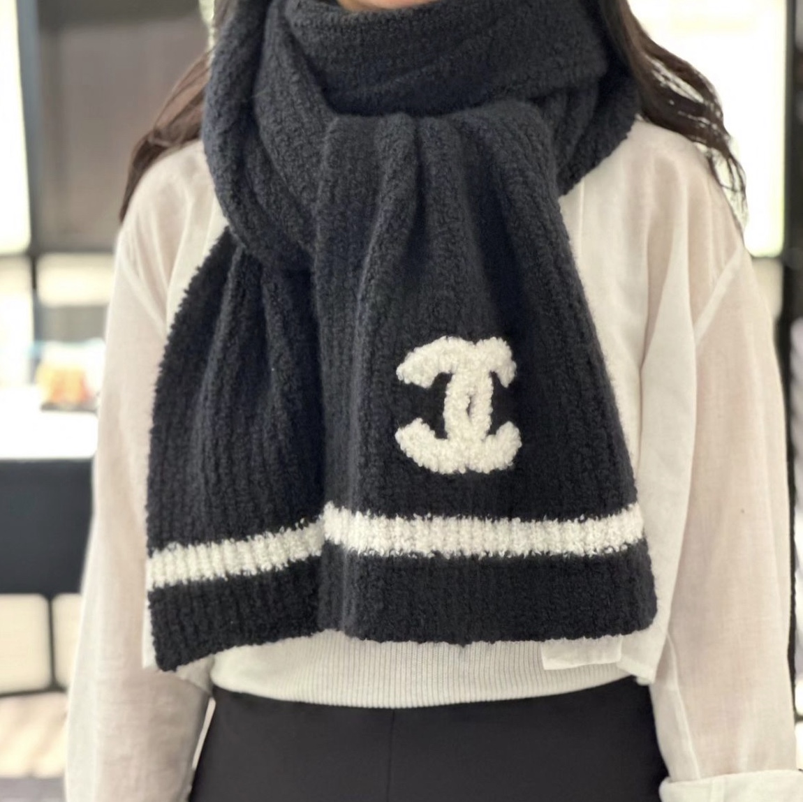 (W) Chanel Muffler Cashmere & Black White 착용 스타일