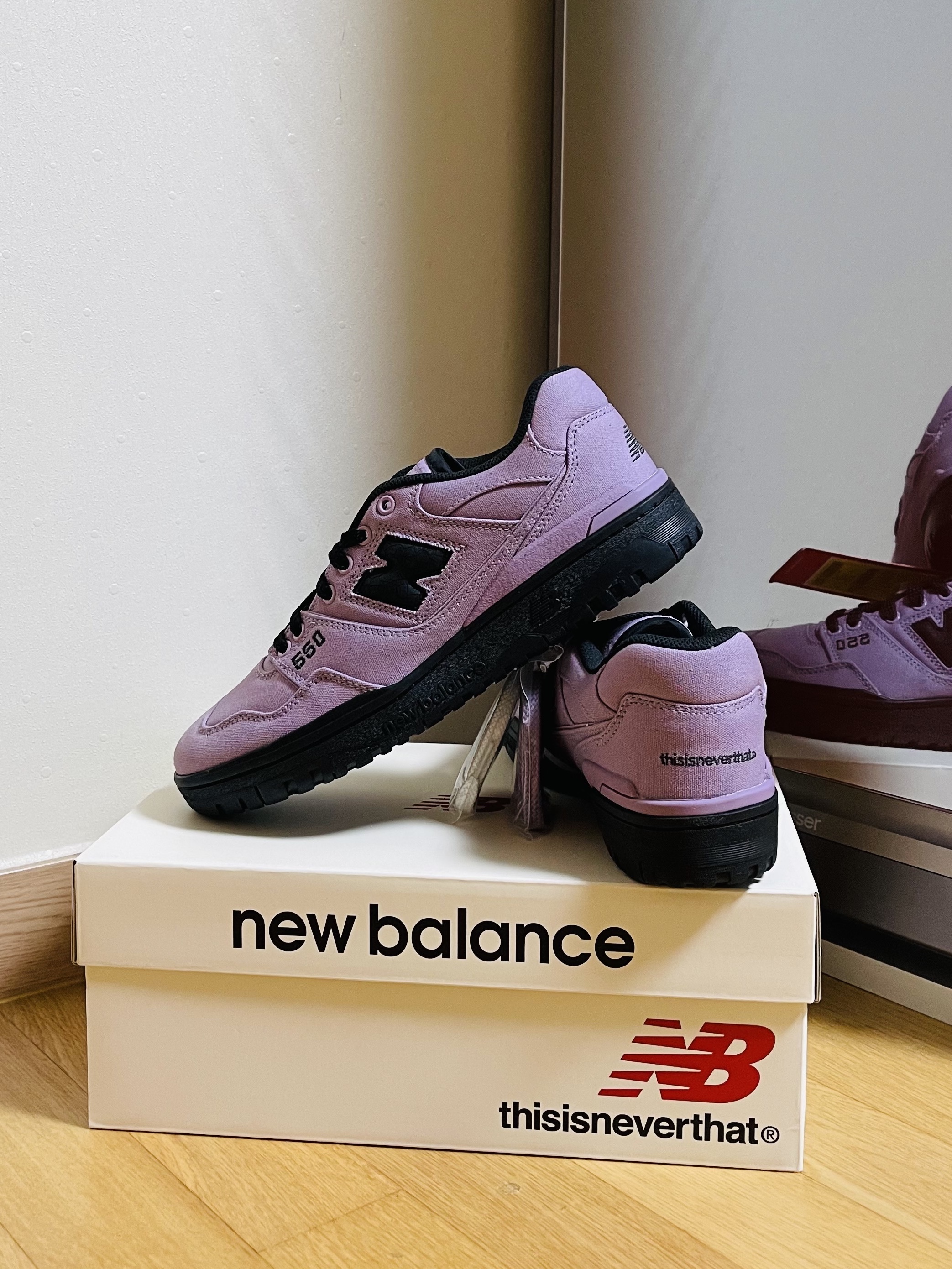 New Balance x Thisisneverthat 550 Lavender Black 착용 스타일