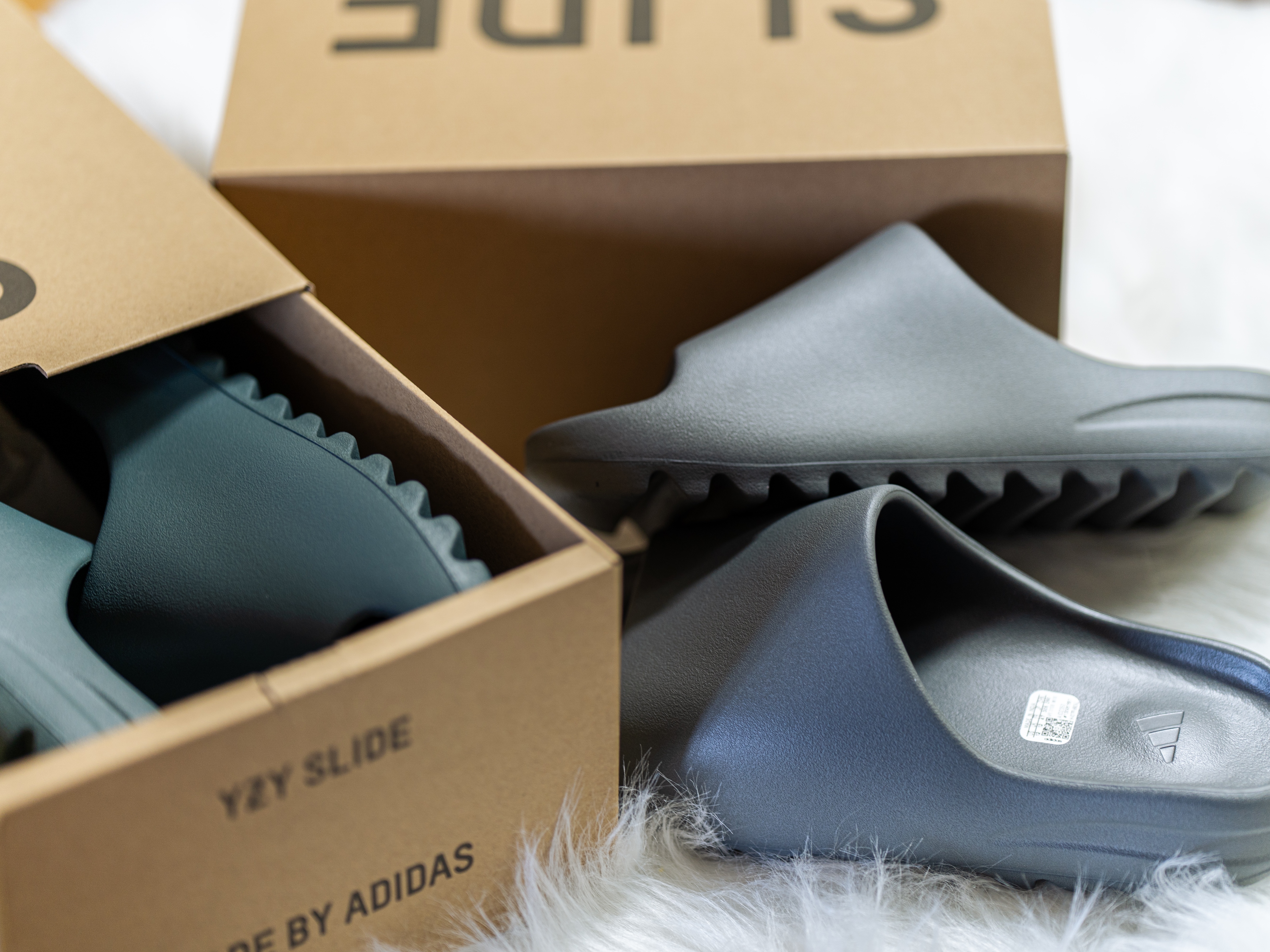 Adidas Yeezy Slide Slate Marine, Adidas Yeezy Slide Slate Grey 착용 스타일 - 5
