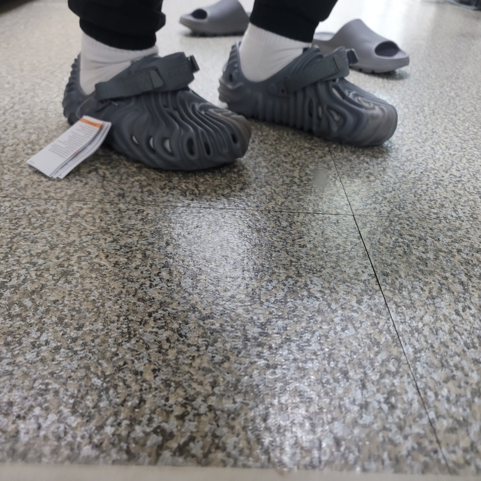 Crocs x Salehe Bembury Pollex Clog Niagara 착용 스타일 - 1