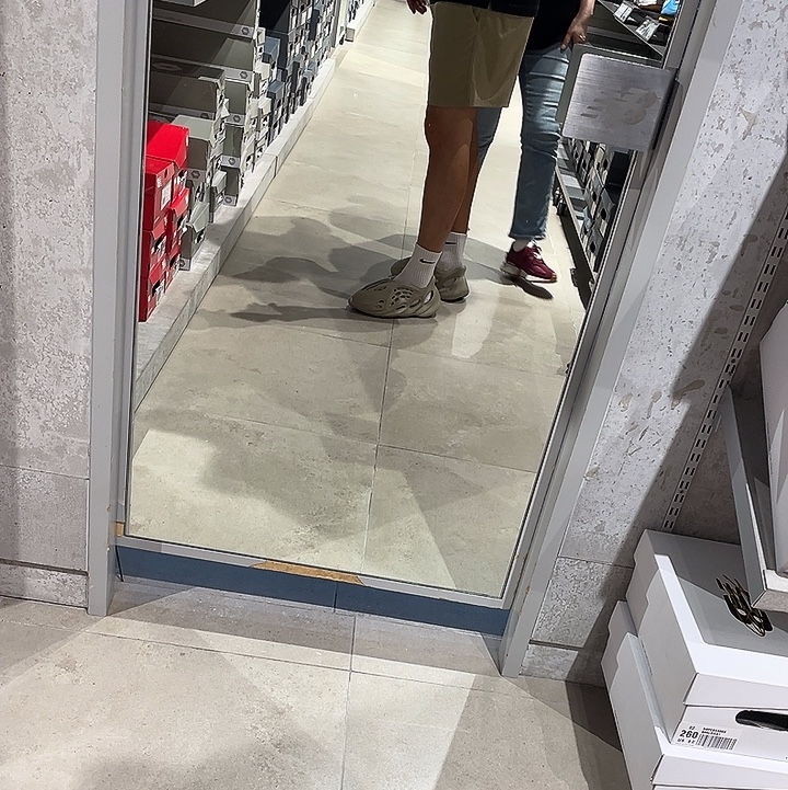 Adidas Yeezy Foam RNNR Stone Salt 착용 스타일 - 1