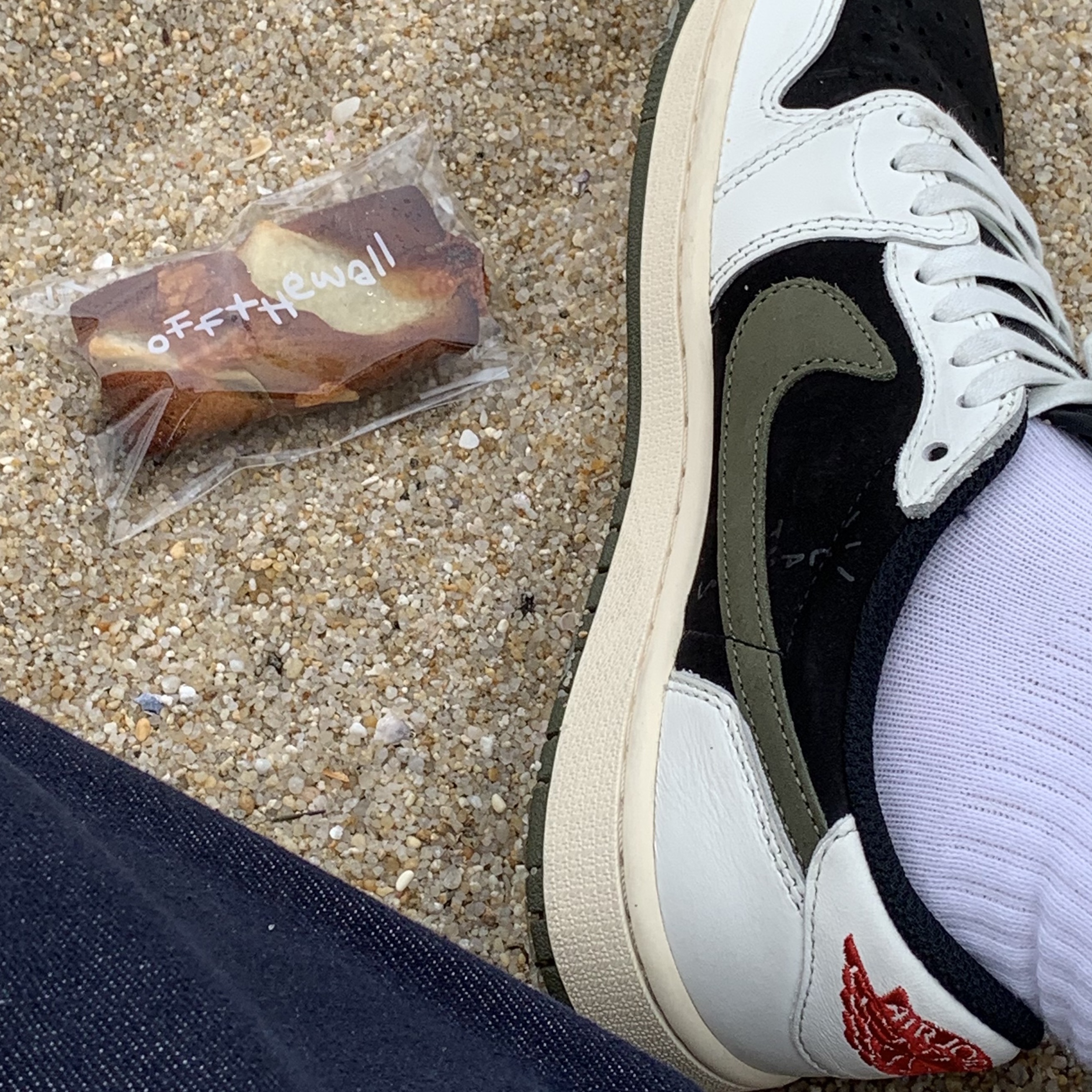 (W) Jordan 1 x Travis Scott Retro Low OG SP Medium Olive 착용 스타일 - 3