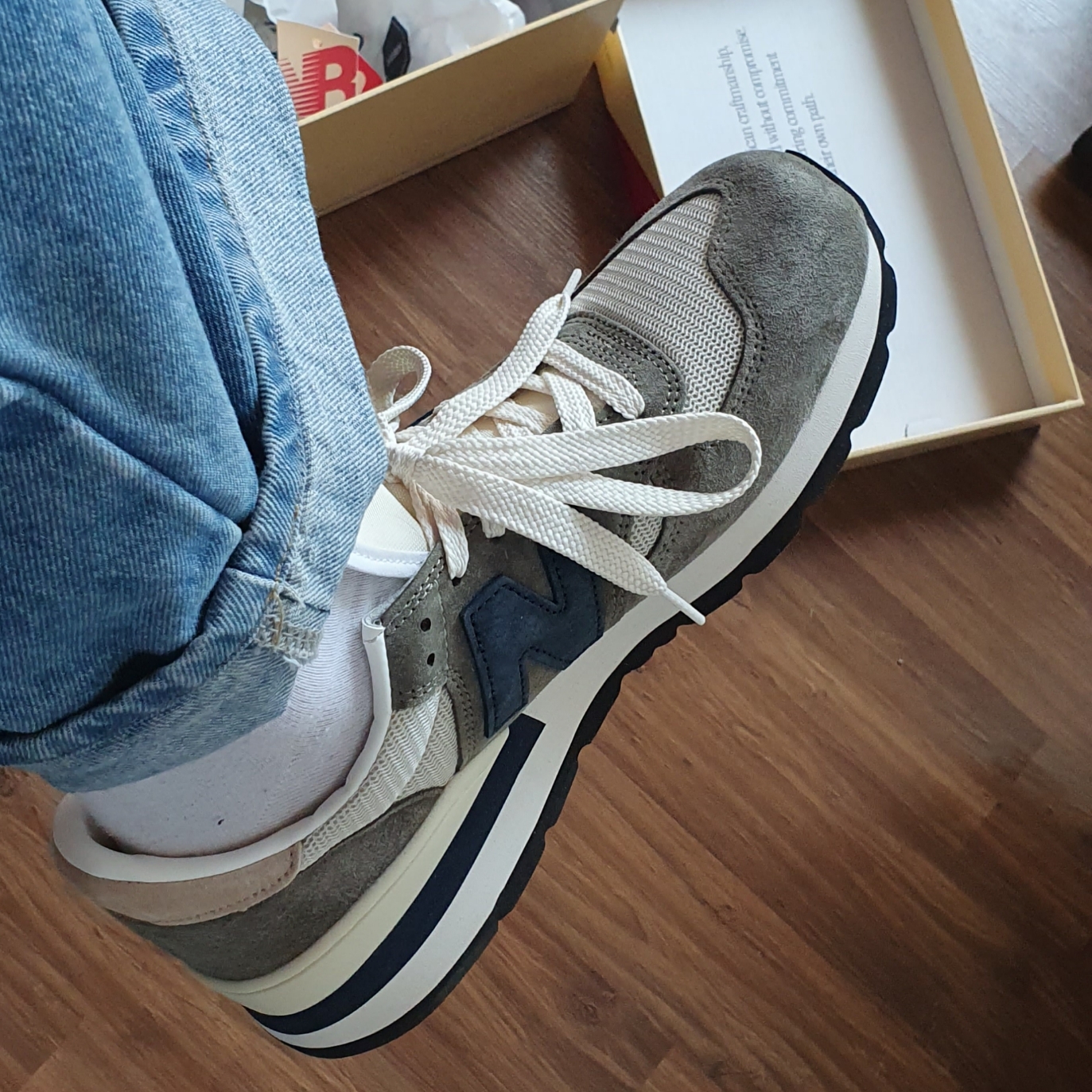 New Balance 990v1 Made in USA Olive 착용 스타일 - 3