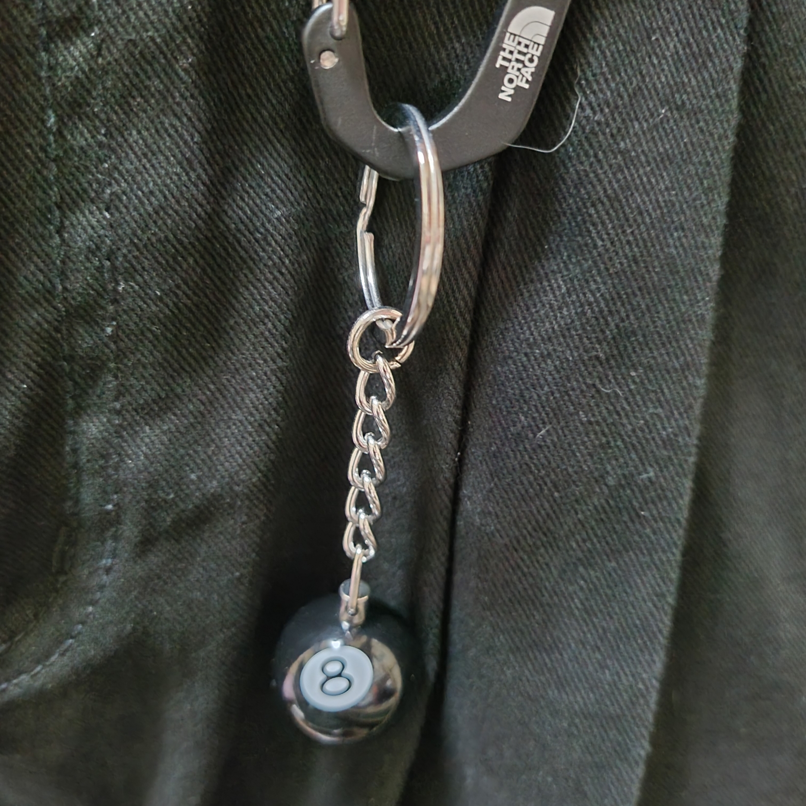 Stussy 8 Ball Keychain Black 착용 스타일