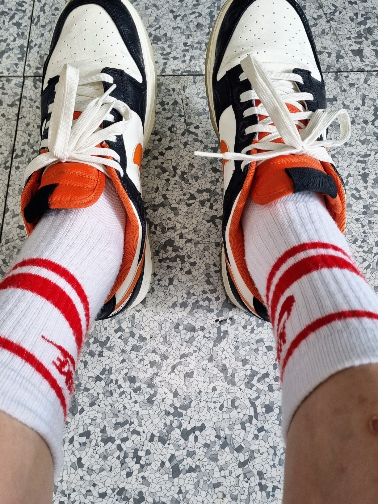 Nike NSW Everyday Essential Crew Socks White University Red (3 Pack/Korean Ver.), Nike Dunk Low Retro PRM Halloween 착용 스타일
