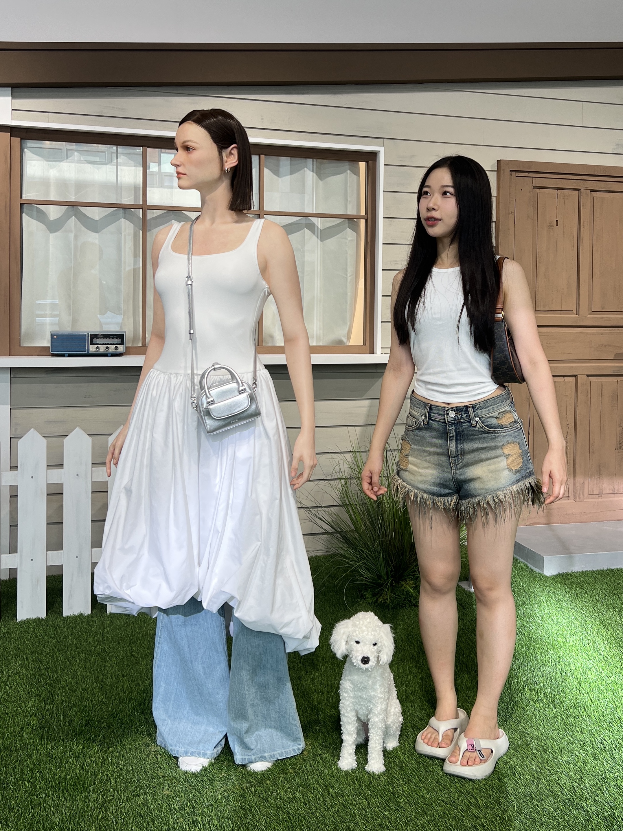 토앤토 x 로우 클래식 플랫폼 플립 플랍 크림, 셀린느 트리옹프 캔버스 & 카프스킨 아바백 탄 착용 스타일 - 2
