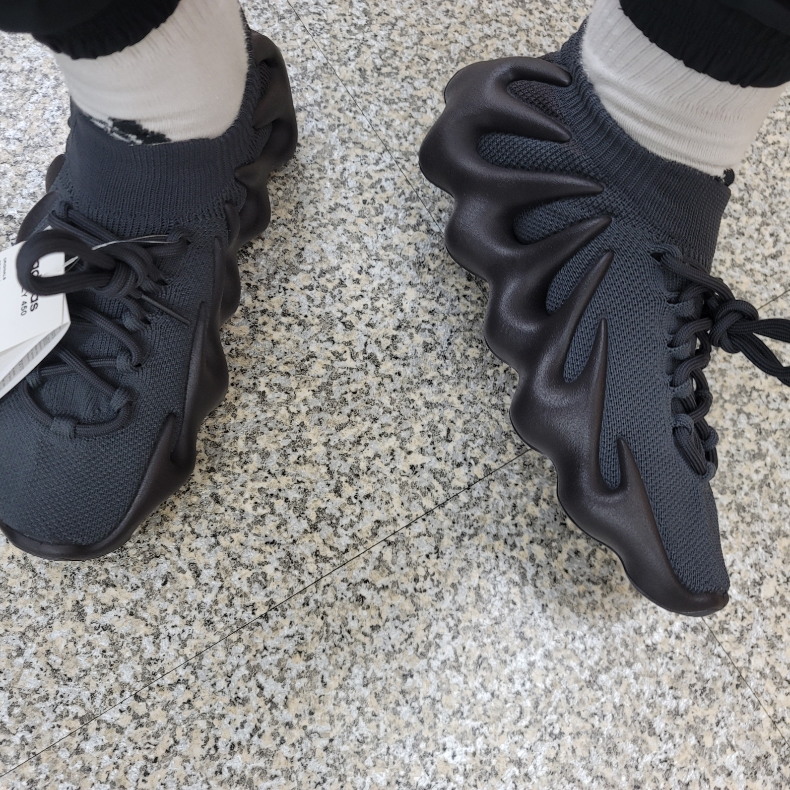 Adidas Yeezy 450 Utility Black 착용 스타일 - 1
