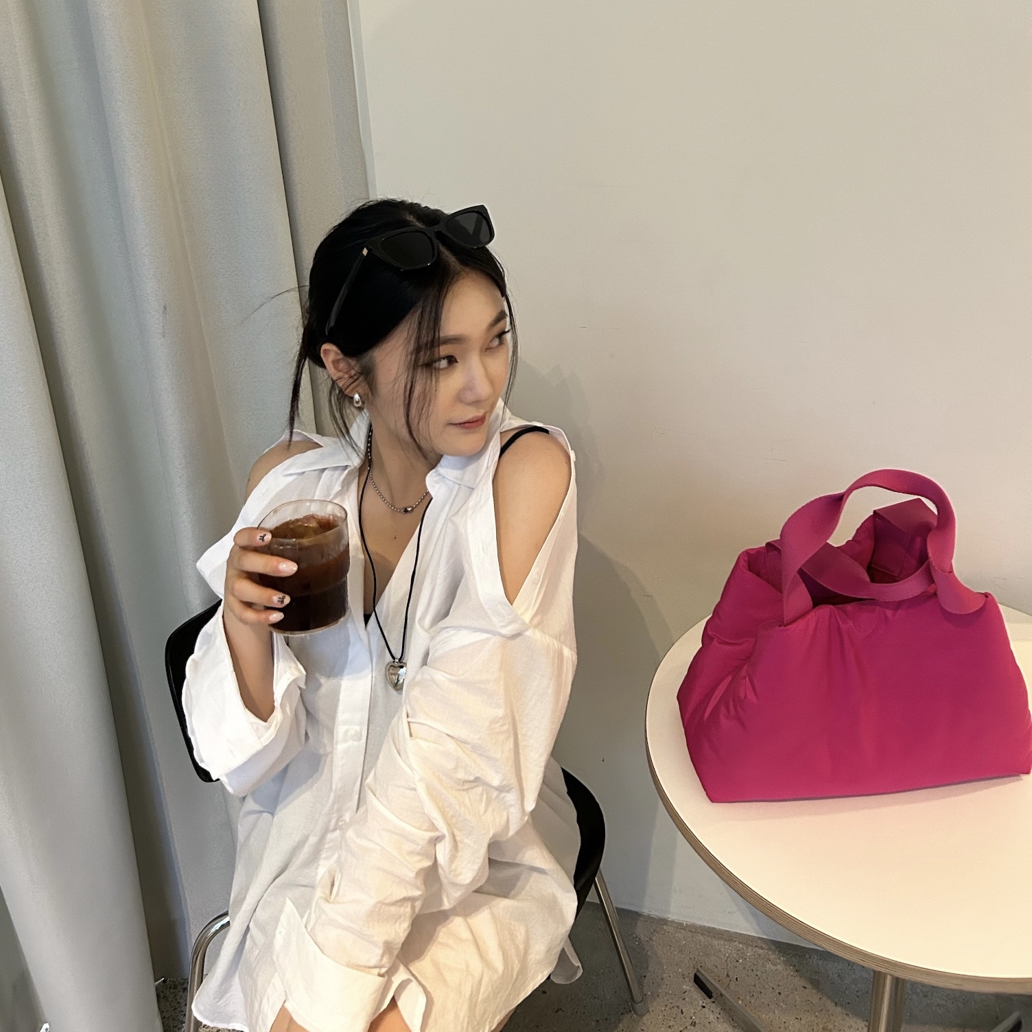 COS Padded Shopper Bag Pink 착용 스타일 - 3